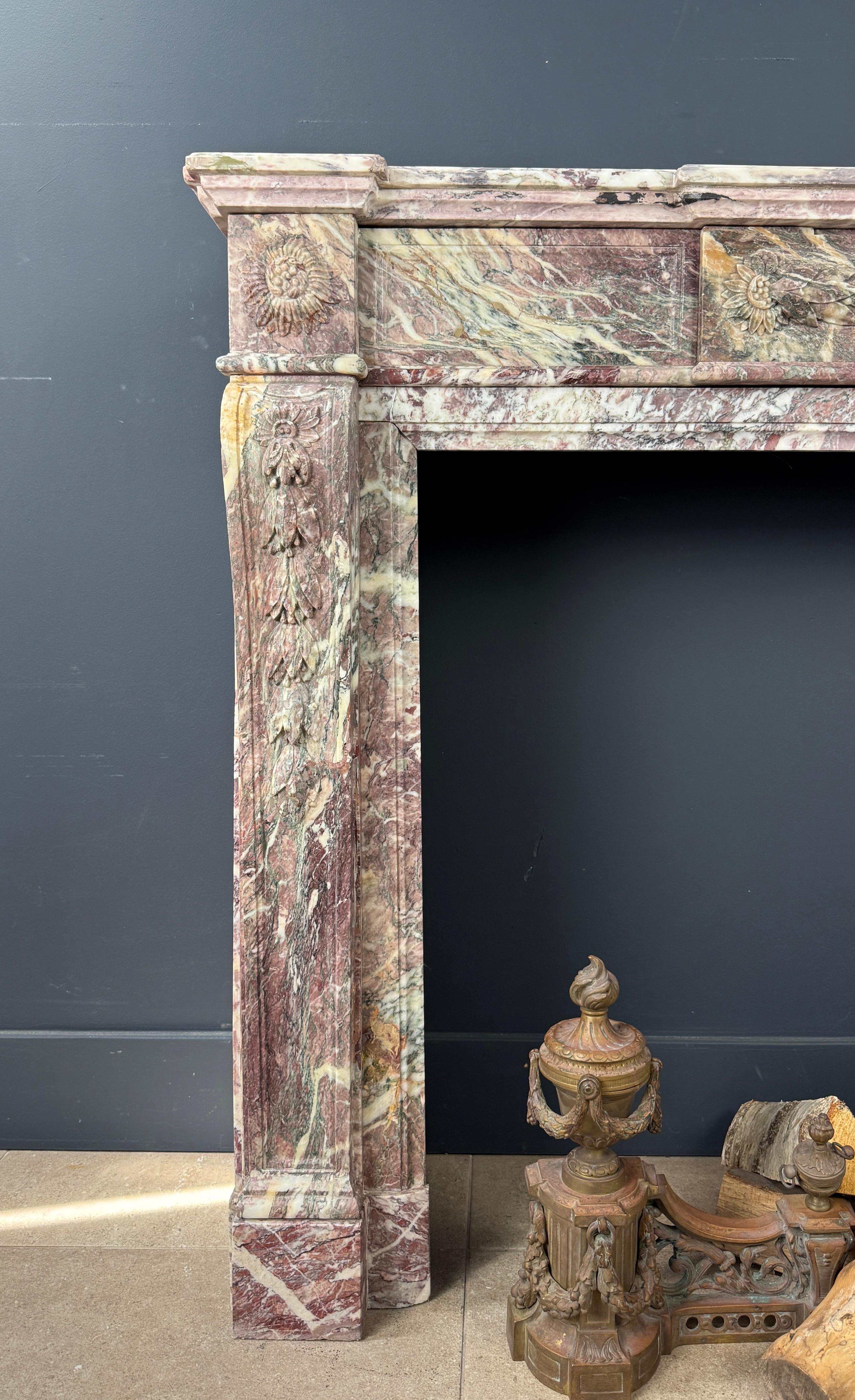 Elegante repisa de chimenea antigua de estilo clásico Luis XVI Francés en venta
