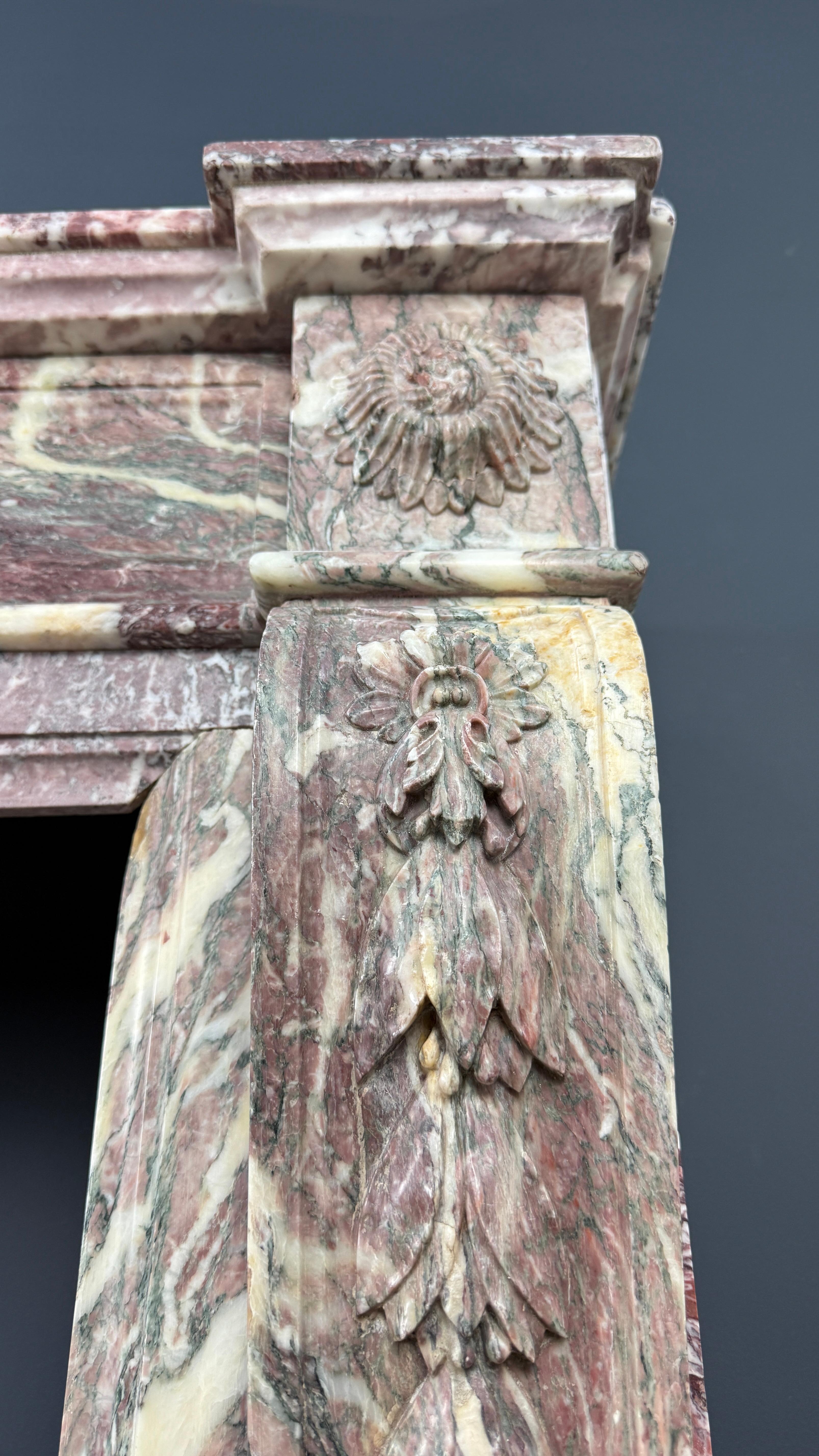 Elegante repisa de chimenea antigua de estilo clásico Luis XVI en venta 2