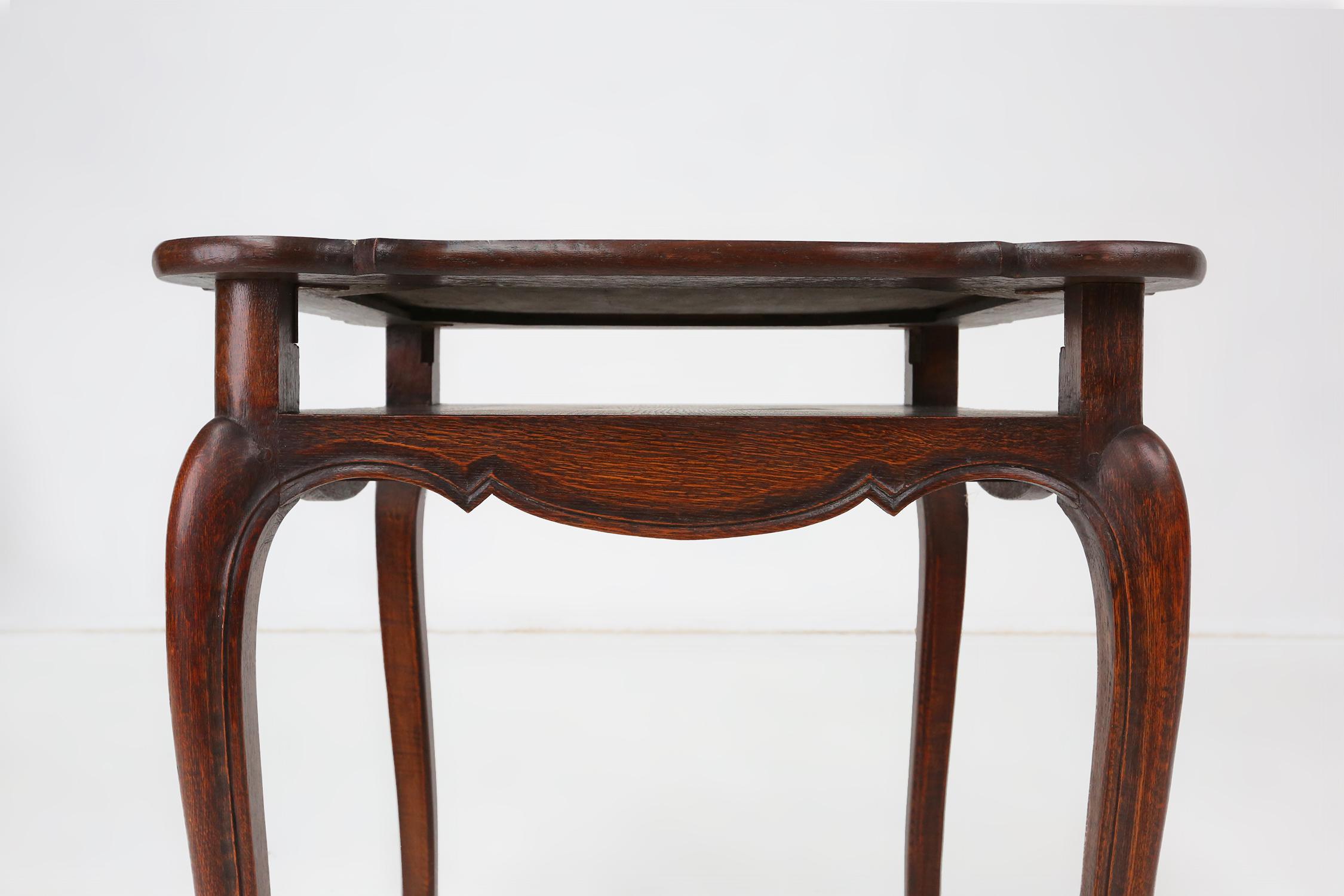 Élégante table à cartes française ancienne en bois avec 2 tiroirs, vers 1900 en vente 2