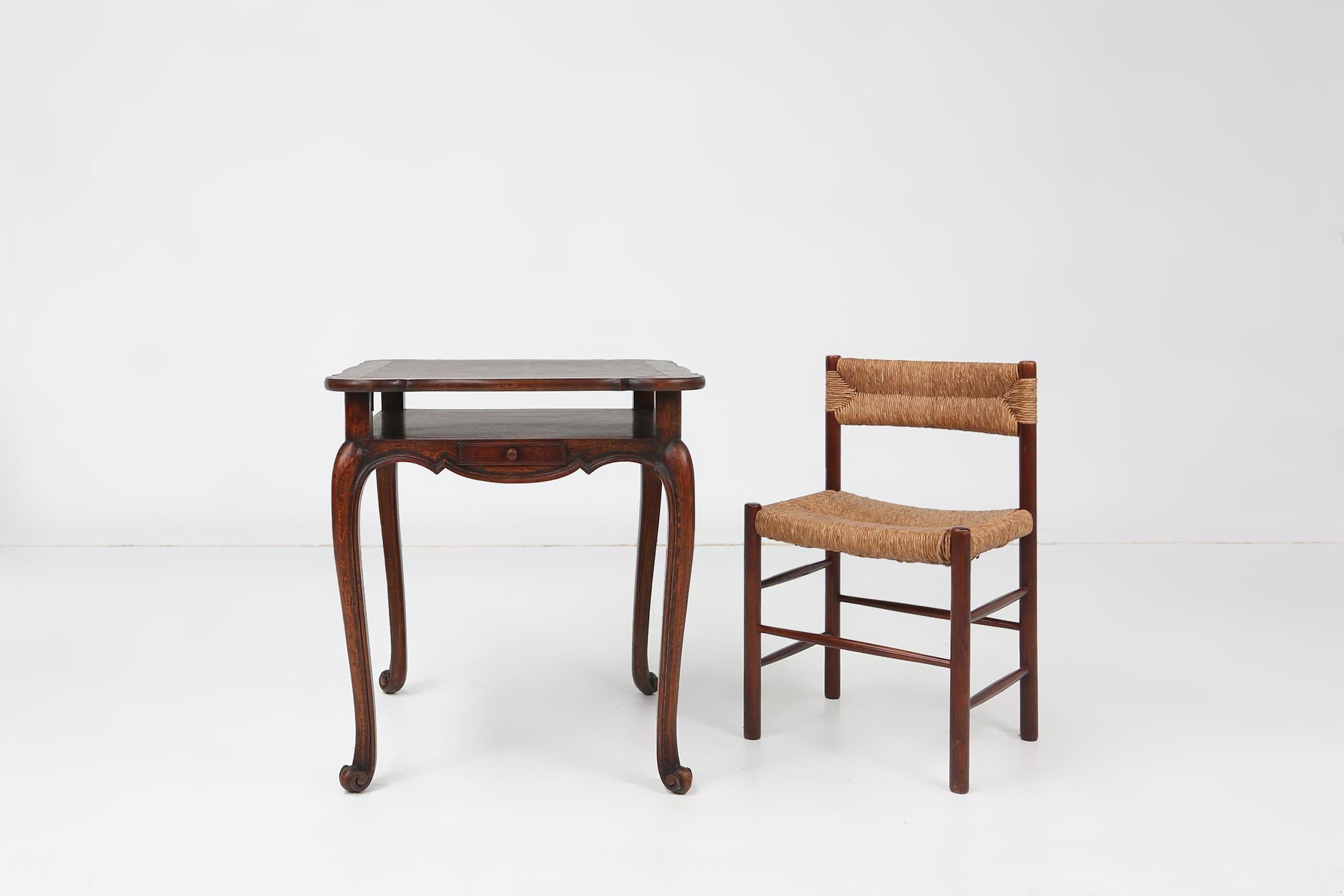 France / 1900 / table à cartes / bois / antique

Petite table à cartes élégante, fabriquée en France vers 1900. Cette charmante table a un plateau rectangulaire mouluré au-dessus d'une frise en forme équipée de deux tiroirs. Sous le couvercle, vous
