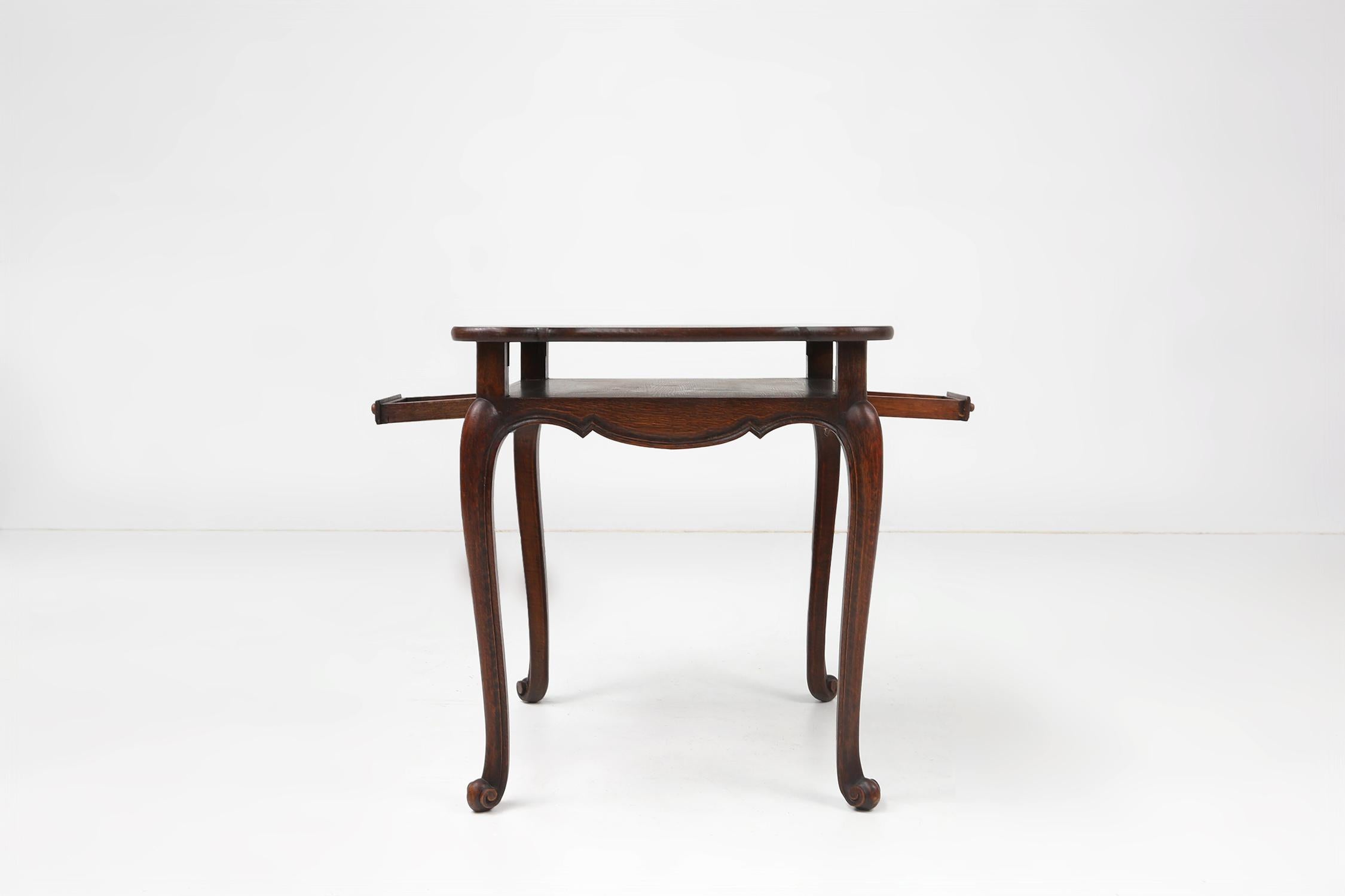Fait main Élégante table à cartes française ancienne en bois avec 2 tiroirs, vers 1900 en vente