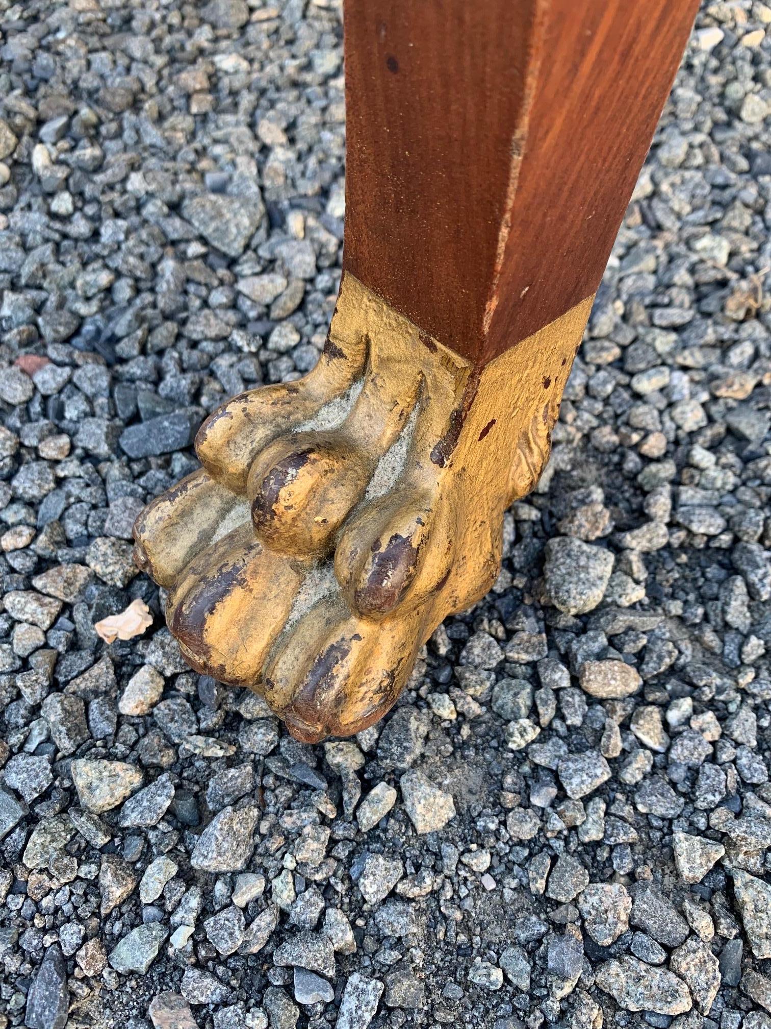 XIX secolo Elegante panca Recamier francese in legno intagliato con supporti in bronzo in vendita