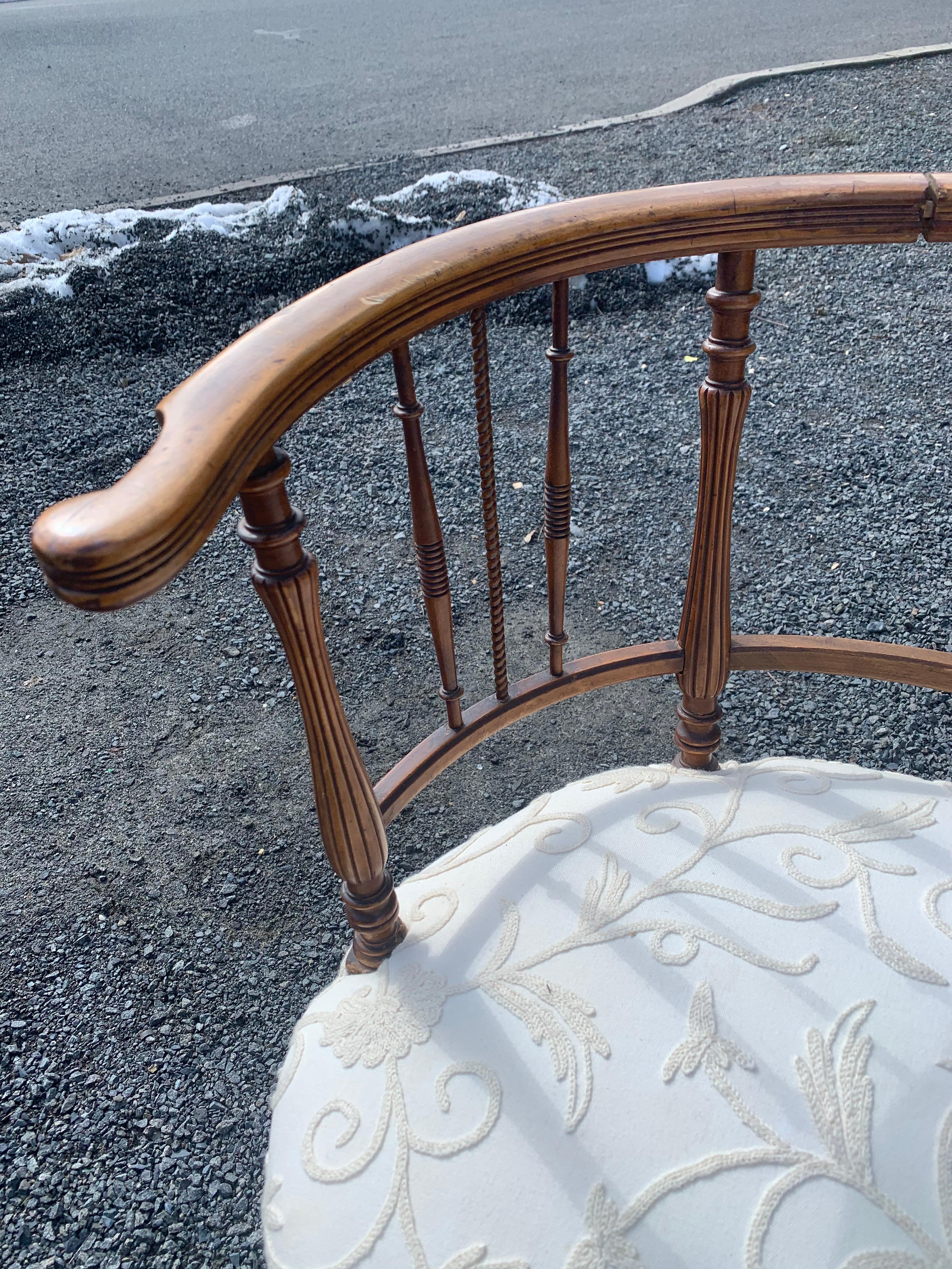 Elegant Antique French Curved Back Settee with Carved Spindlesa In Good Condition In Hopewell, NJ