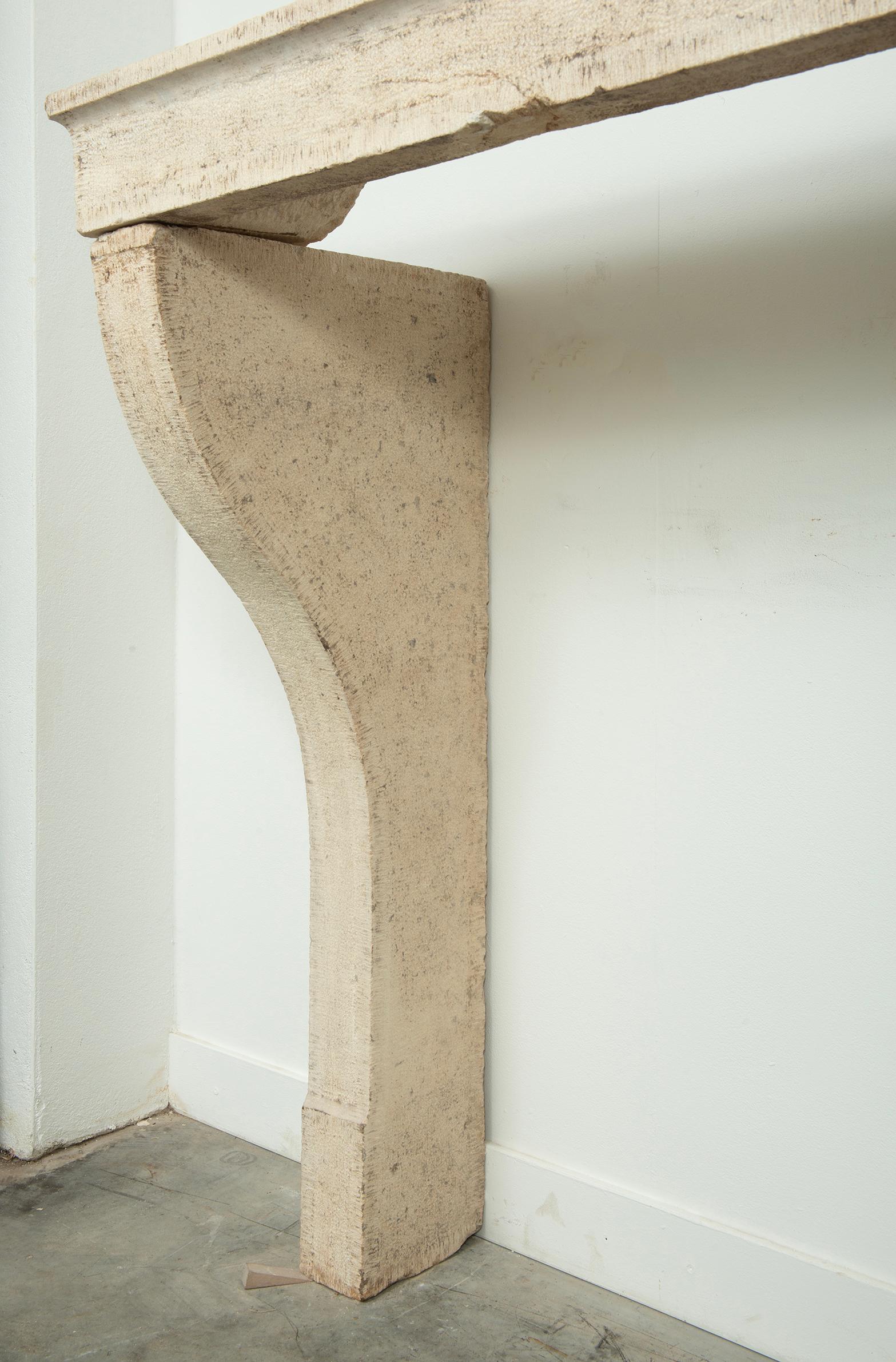 Elegante repisa de chimenea de piedra caliza Antique French en venta 3