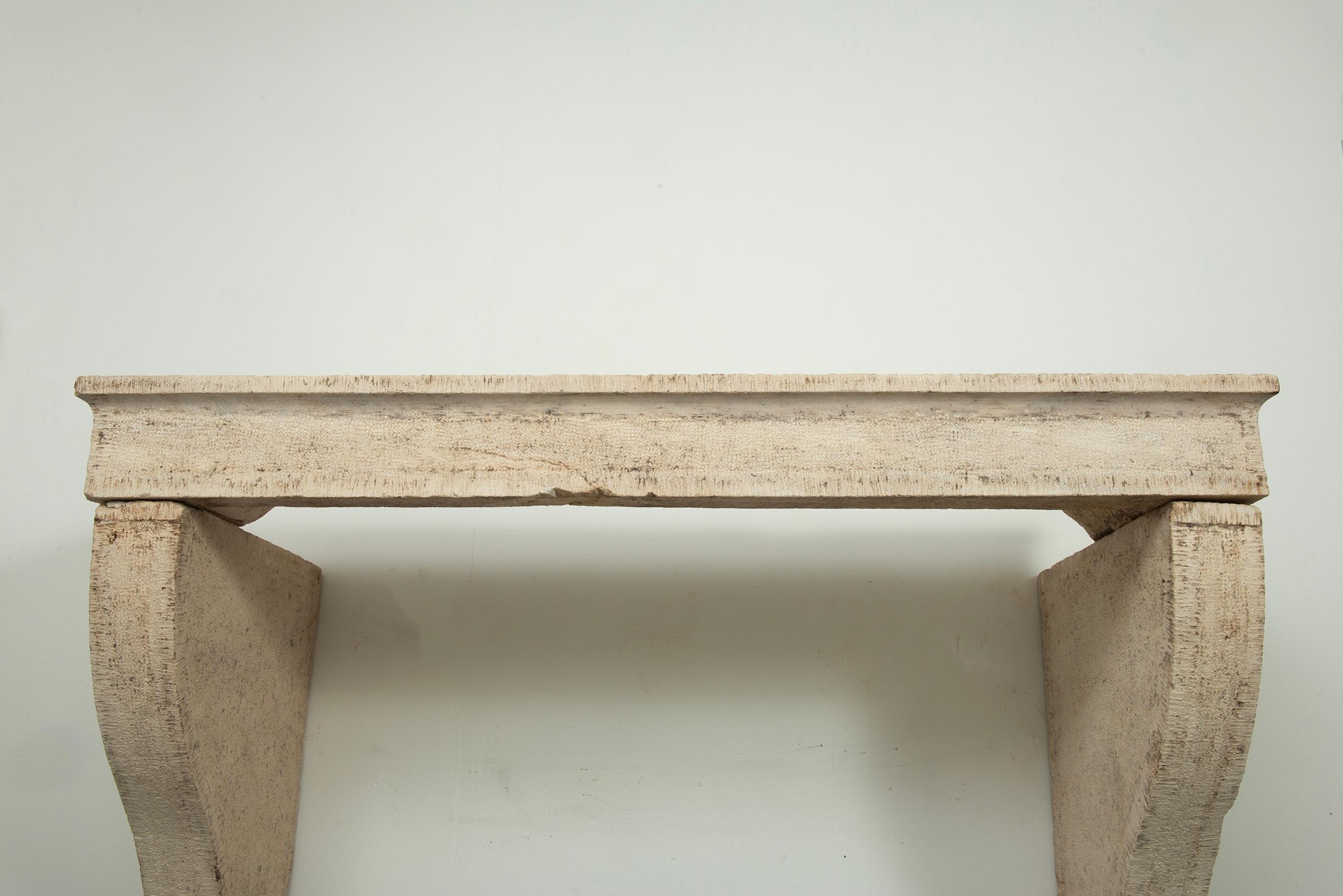 Elegante repisa de chimenea de piedra caliza Antique French en venta 4