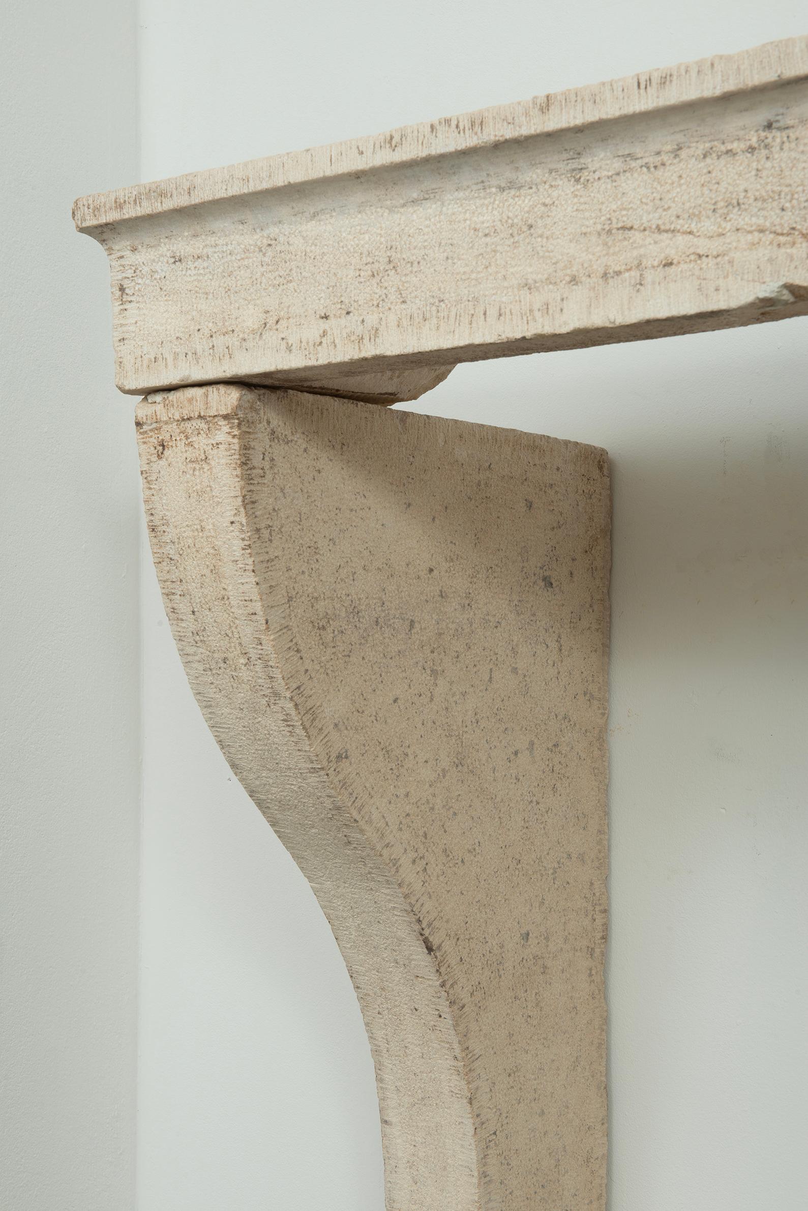 Elegante repisa de chimenea de piedra caliza Antique French en Bastante bueno estado para la venta en Haarlem, Noord-Holland