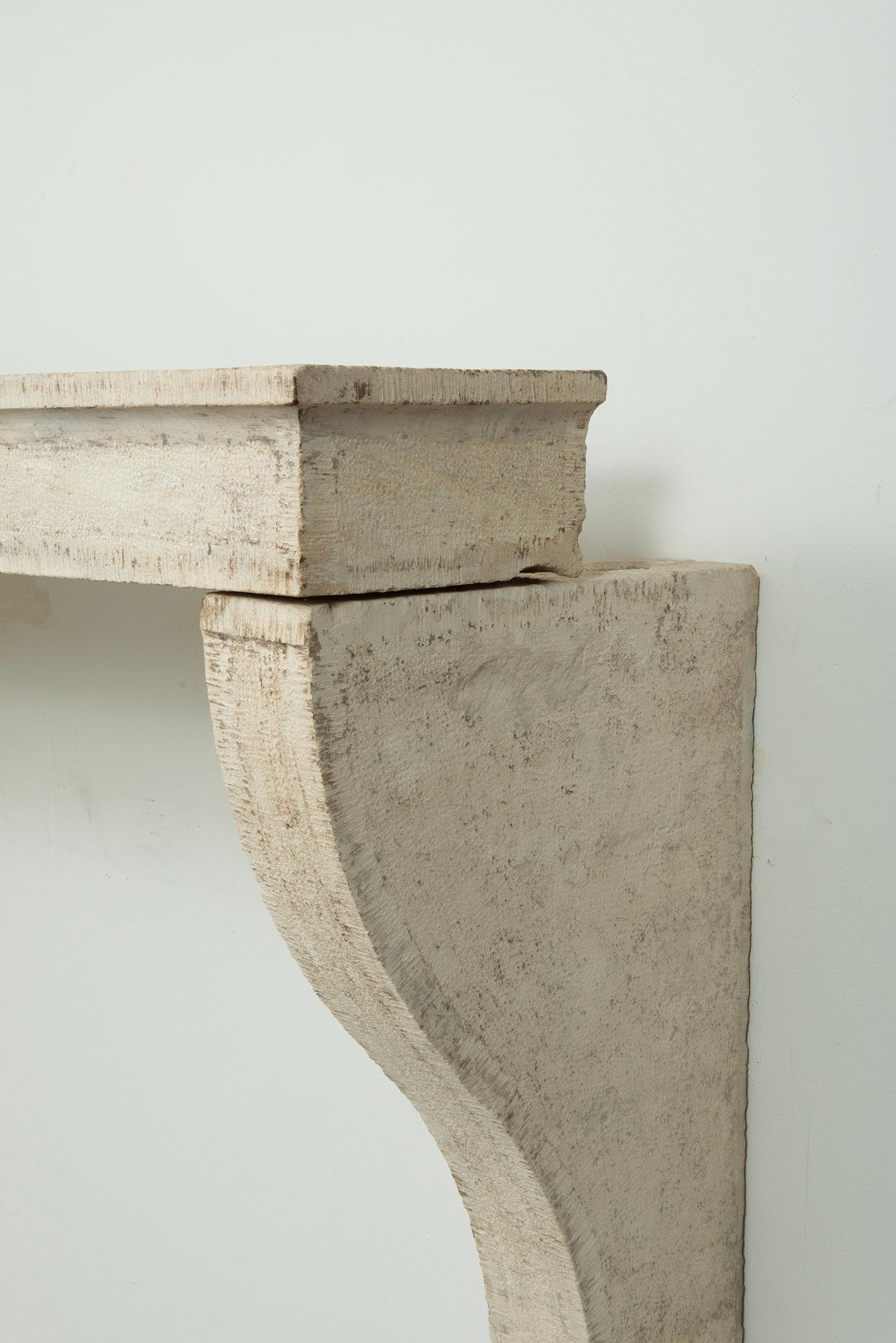 Elegante repisa de chimenea de piedra caliza Antique French en venta 1