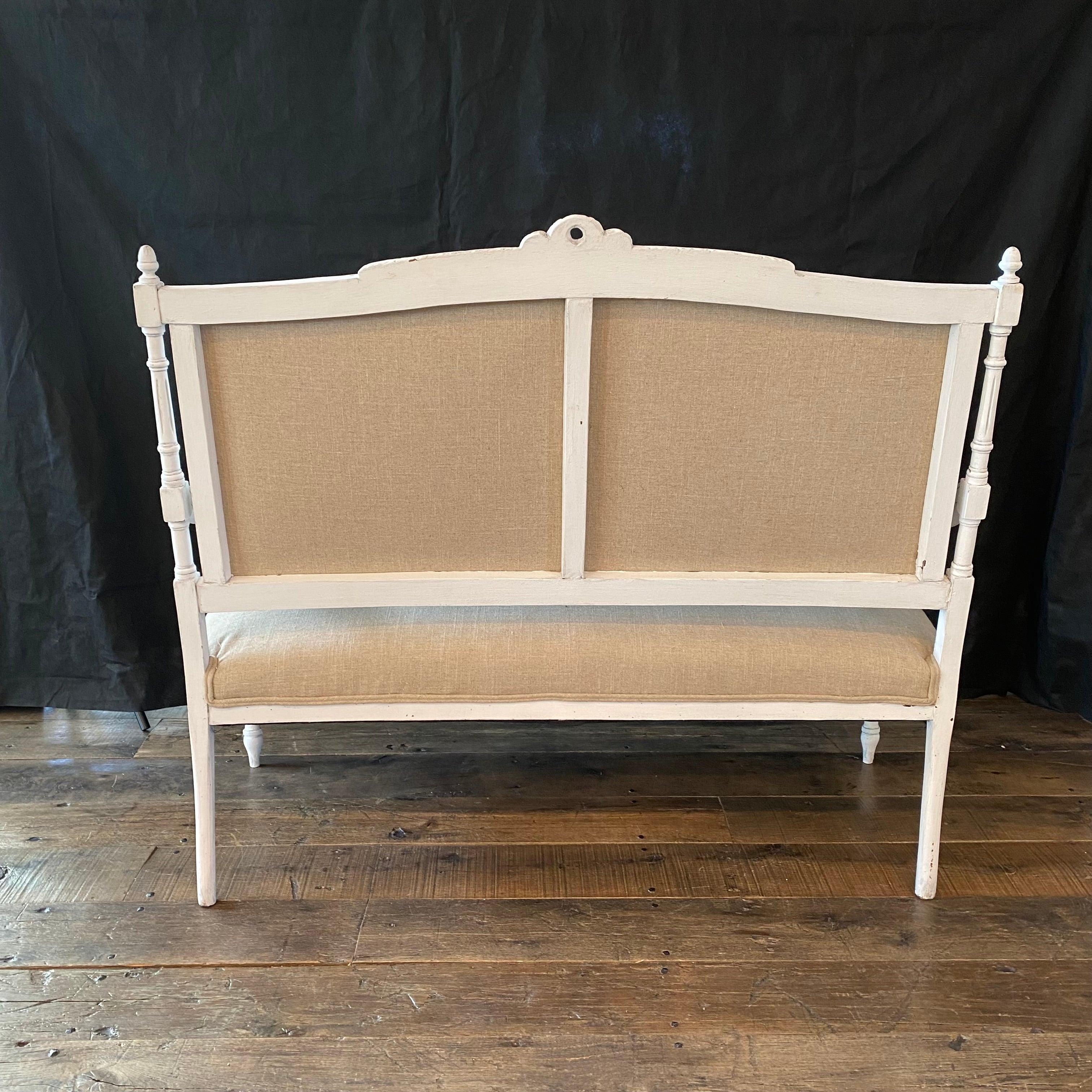 Français Élégant fauteuil Louis XVI français ancien nouvellement tapissé