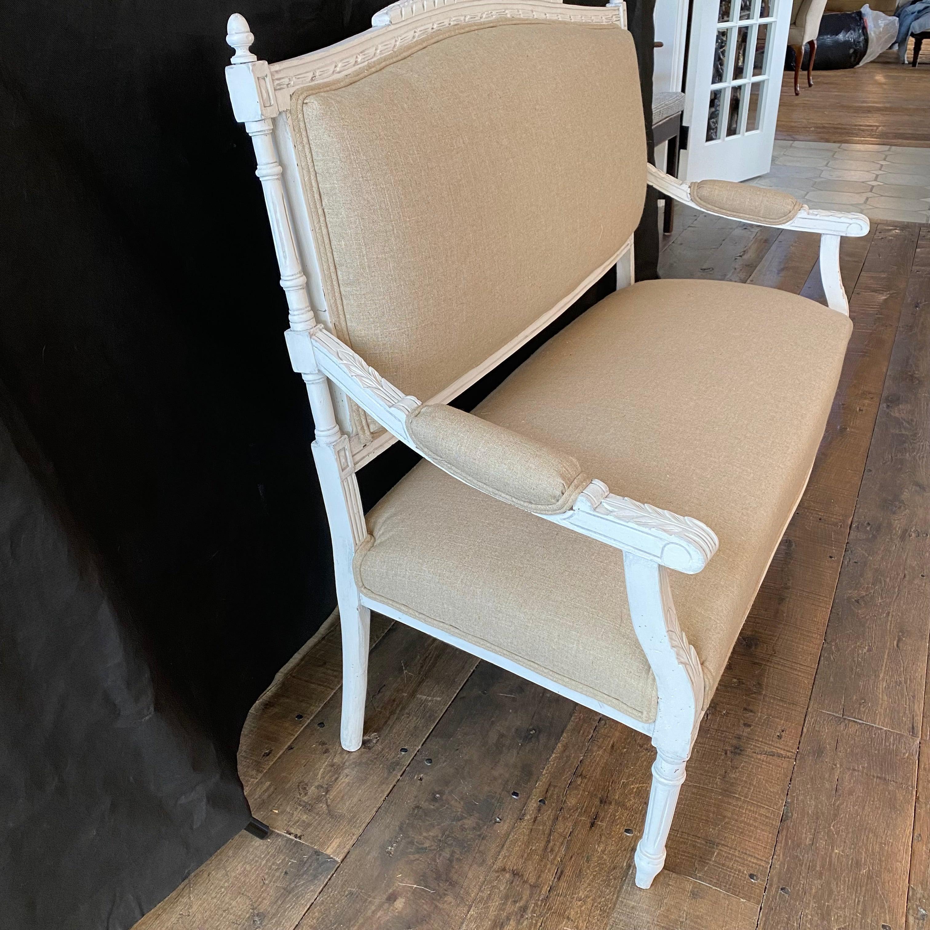 Élégant fauteuil Louis XVI français ancien nouvellement tapissé 1
