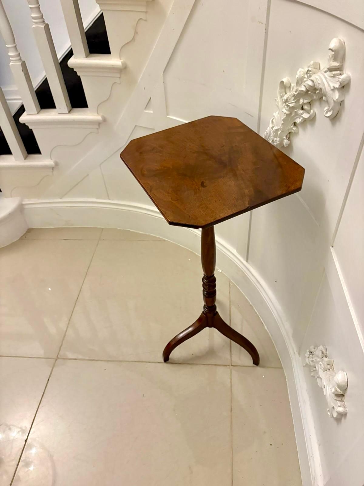 Table d'appoint tripode en acajou de style géorgien aux proportions élégantes, avec un plateau carré aux coins inclinés, un détail attrayant et peu courant qui ajoute de la sophistication à sa forme architecturale épurée. Le plateau présente une