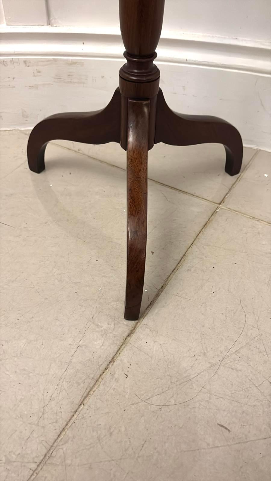 Georgien Elegante table d'appoint / lampe tripode en acajou de qualité géorgienne ancienne en vente