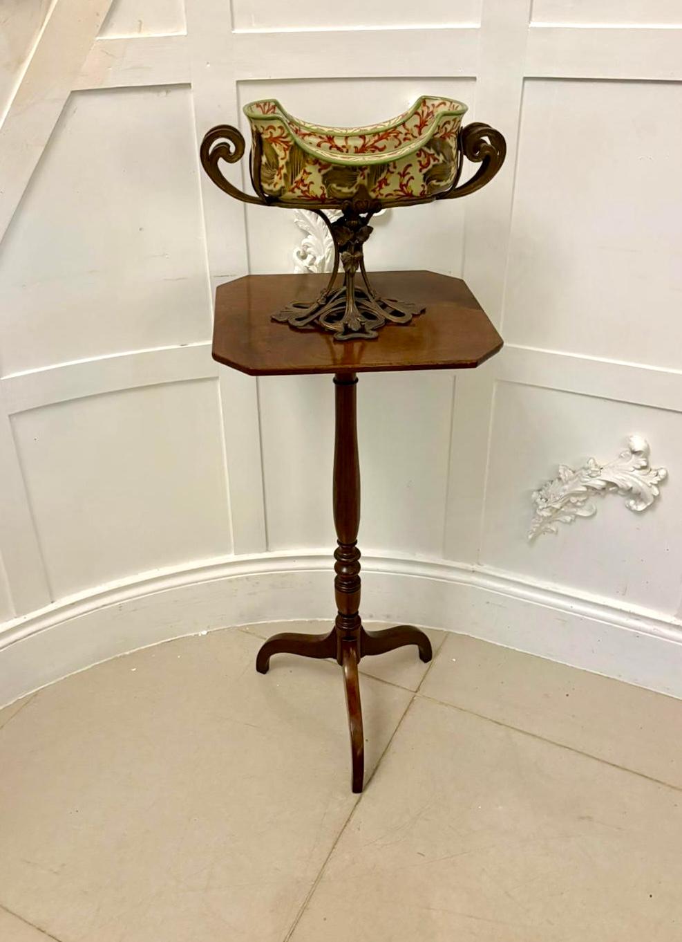 Acajou Elegante table d'appoint / lampe tripode en acajou de qualité géorgienne ancienne en vente