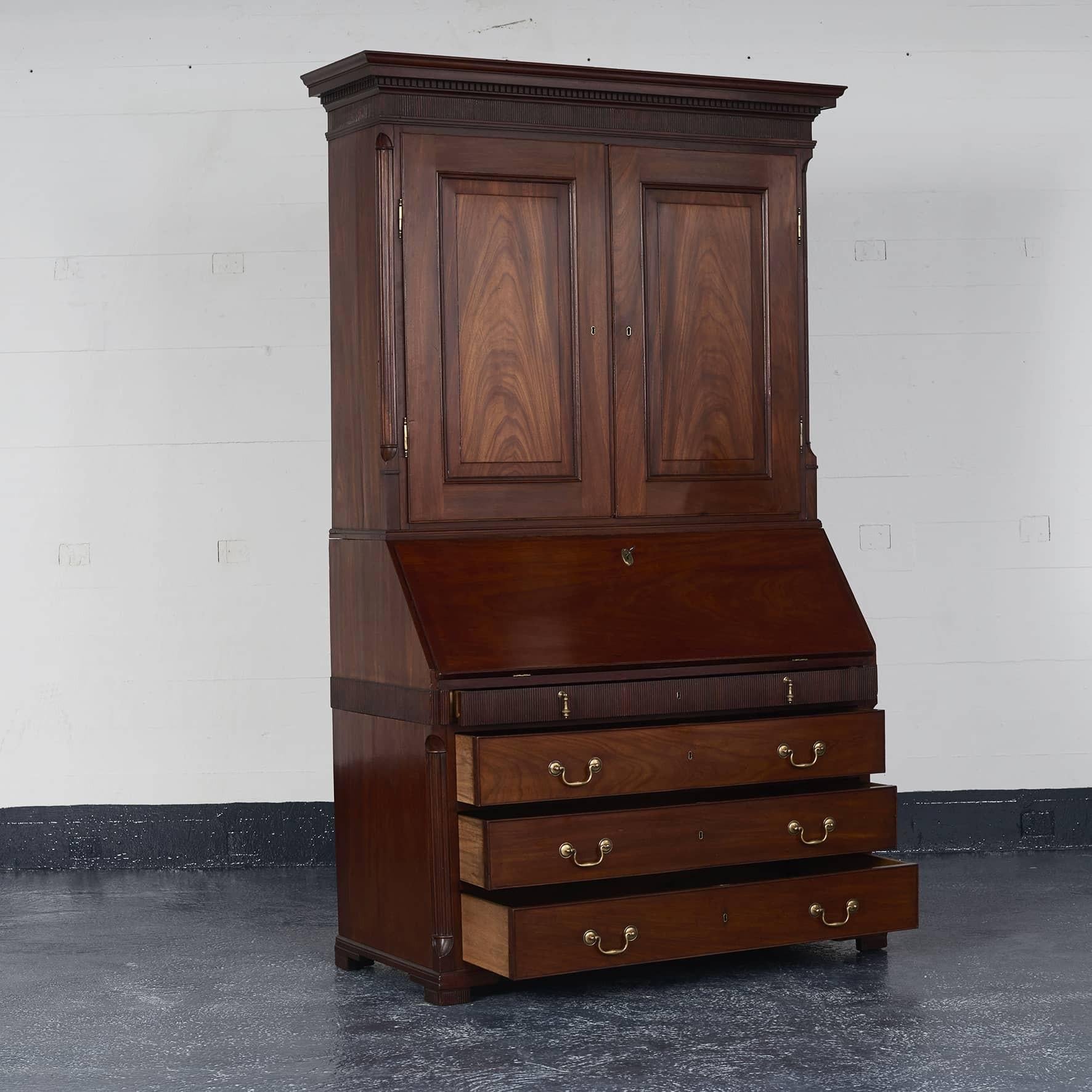 Elegant Louis XVI bureau / Secretaire in 3 parts. 
Top with tooth cut under profiled top list.
Pair of doors with fillings, sides with profiled quartz columns.
Bottom part with sloping writing flap behind which numerous small drawers in lemon tree,