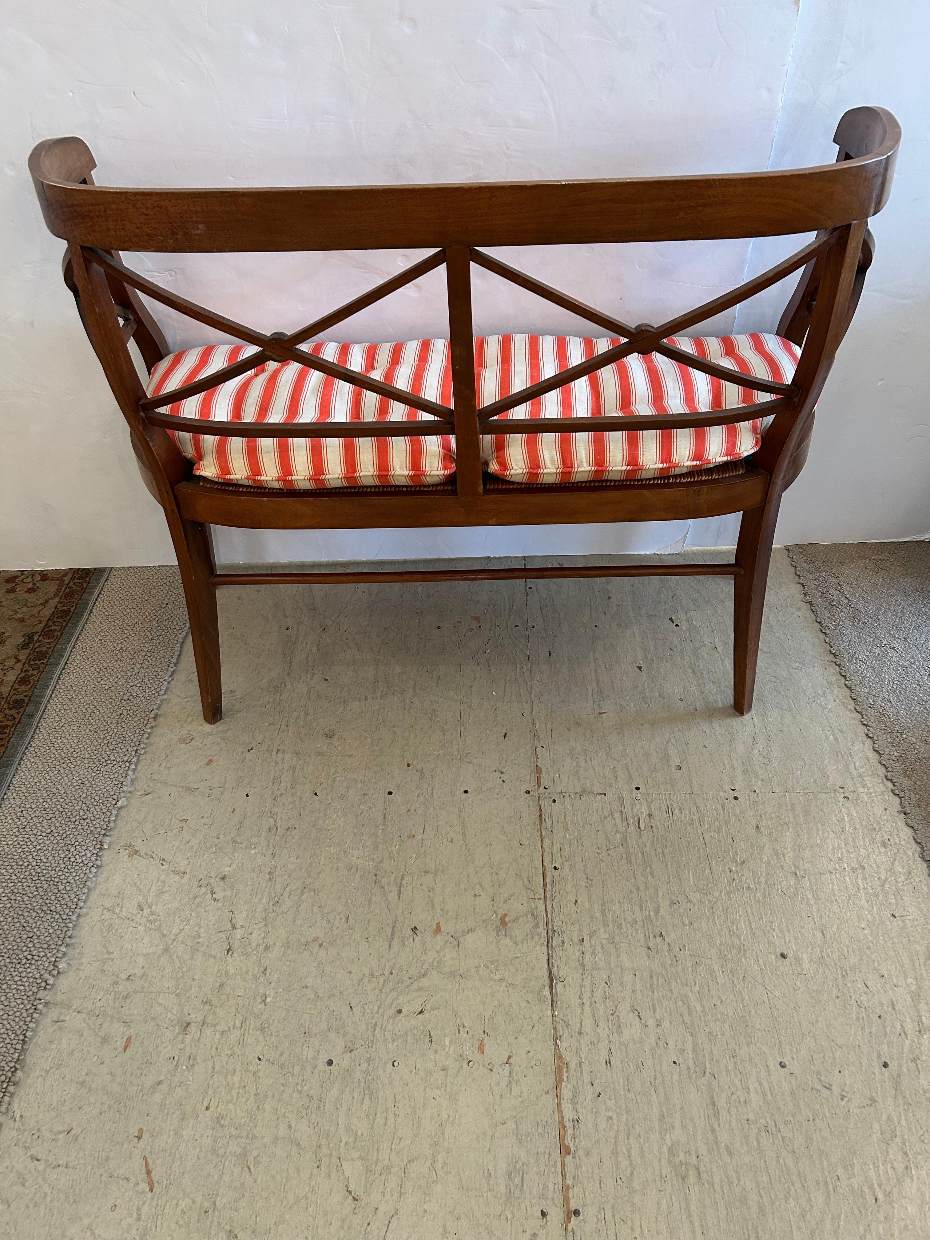 Tappezzeria Eleganza dell'antico sedile neoclassico Rush Settee Loveseat in vendita