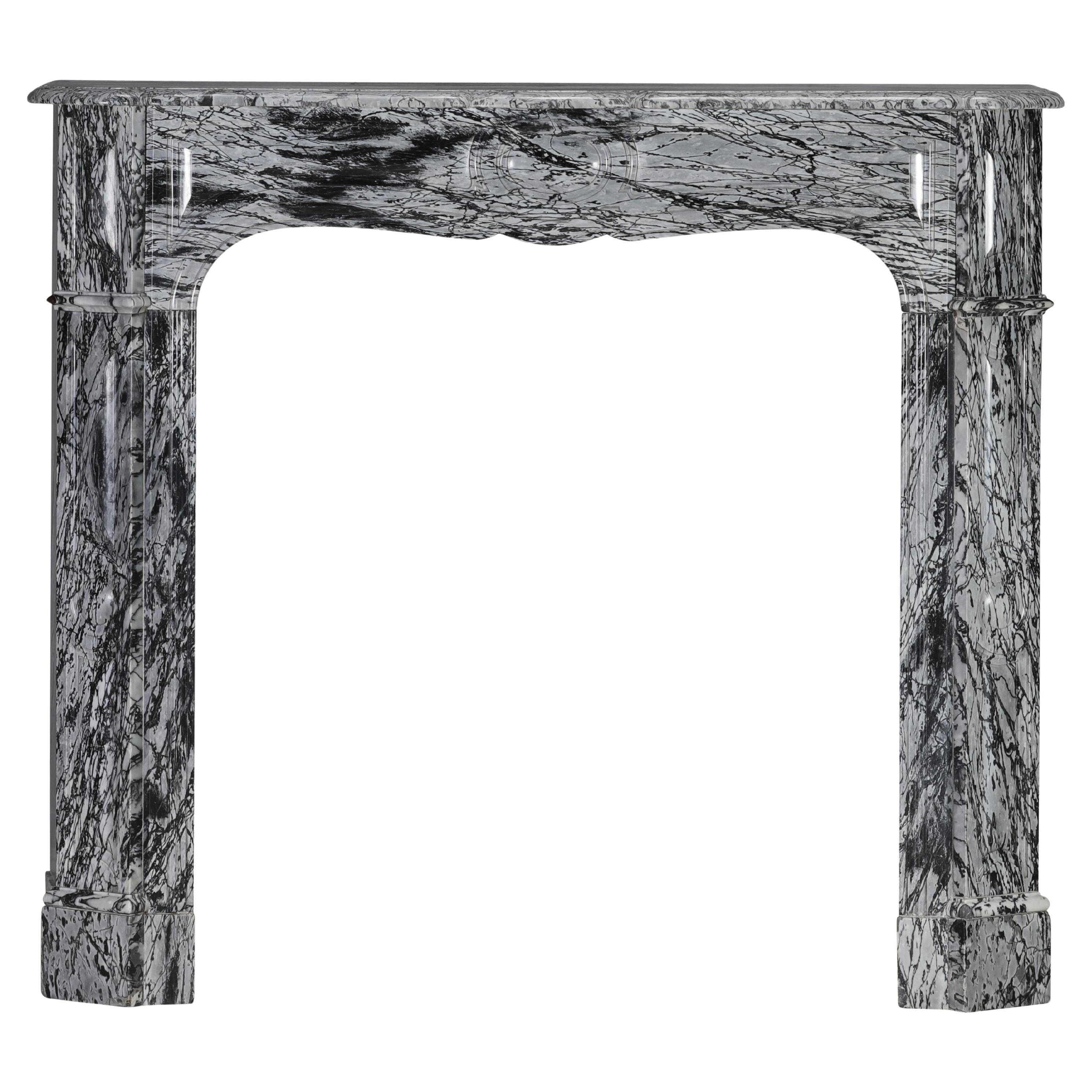 Elegante Entorno de Chimenea Pompadour Parisino Antiguo de Mármol Italiano