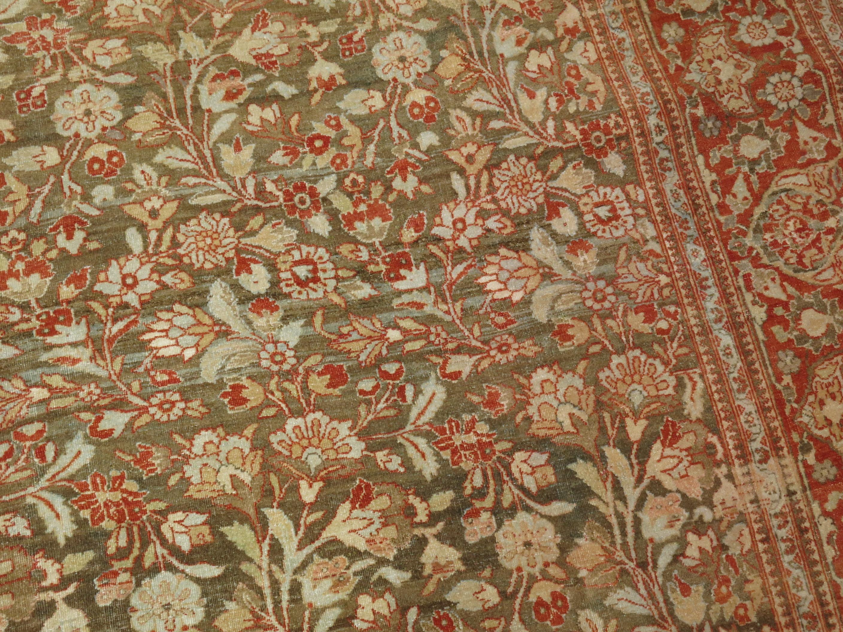 Ein persischer Täbriz-Teppich aus dem frühen 20. Jahrhundert mit einem eleganten floralen Allover-Muster auf einem abgewetzten braunen Feld

Maße: 8'6'' x 11'5''.