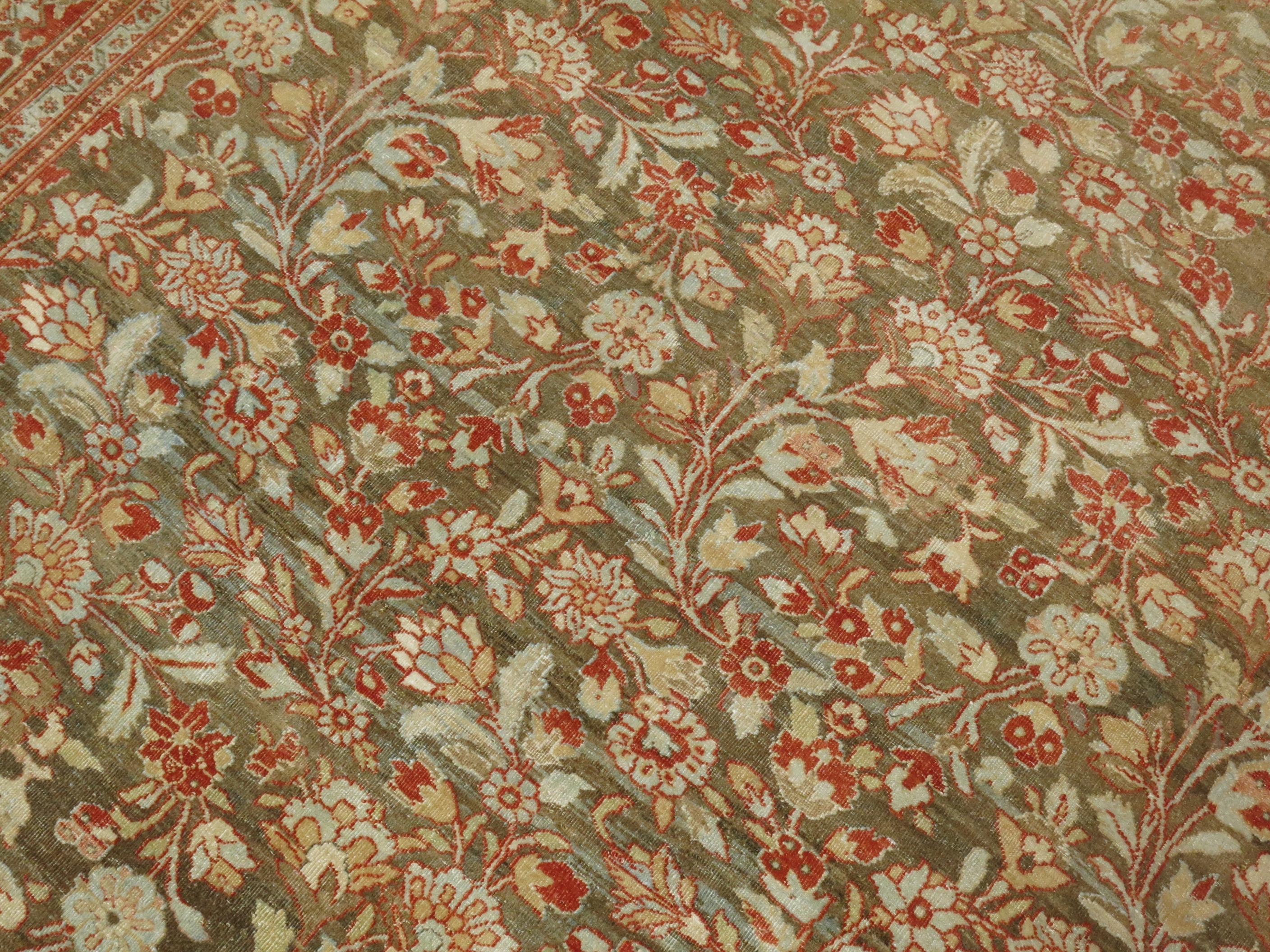 Agra Élégant tapis persan ancien de taille standard Tabriz en vente