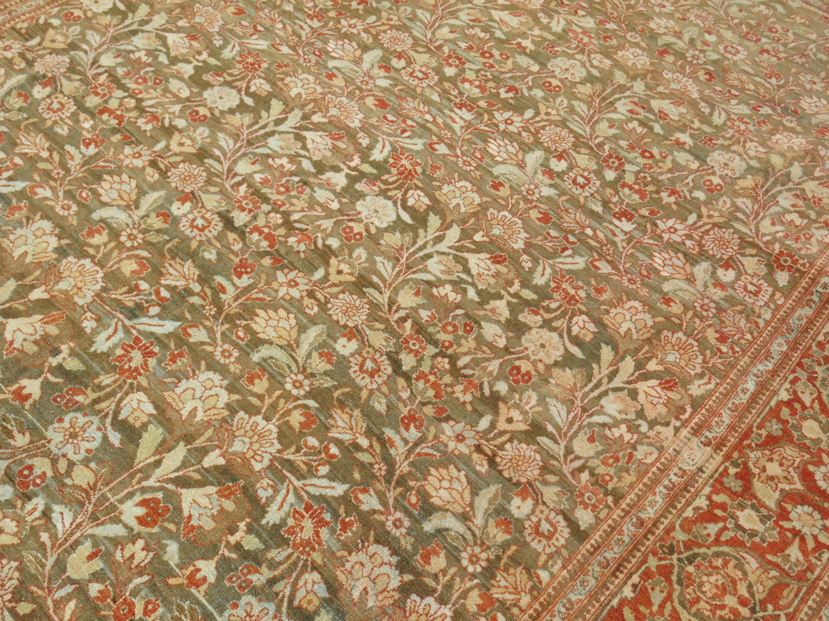 Perse Élégant tapis persan ancien de taille standard Tabriz en vente