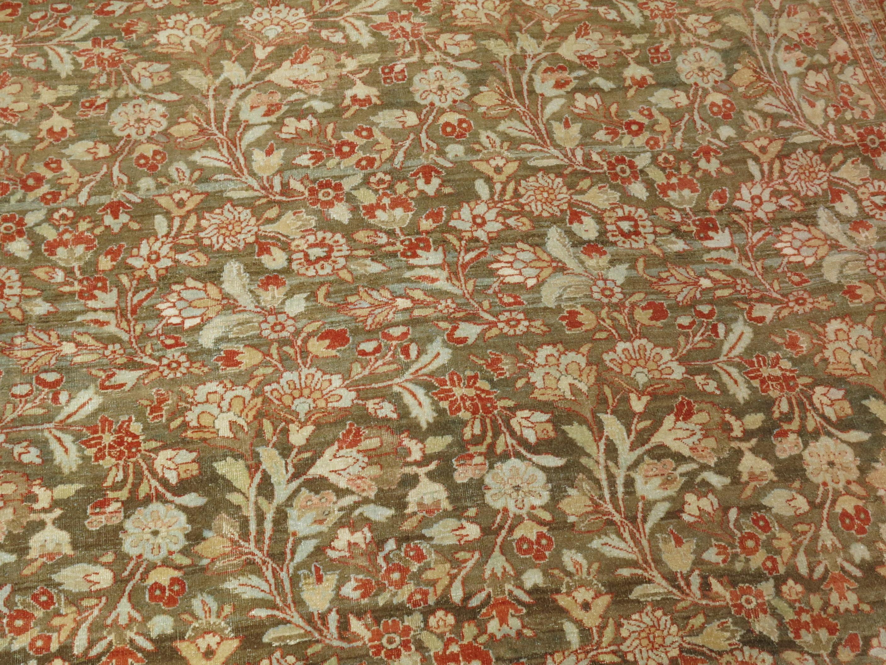Tissé à la main Élégant tapis persan ancien de taille standard Tabriz en vente