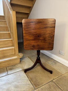 Elegant antique Regency quality mahogany lamp table