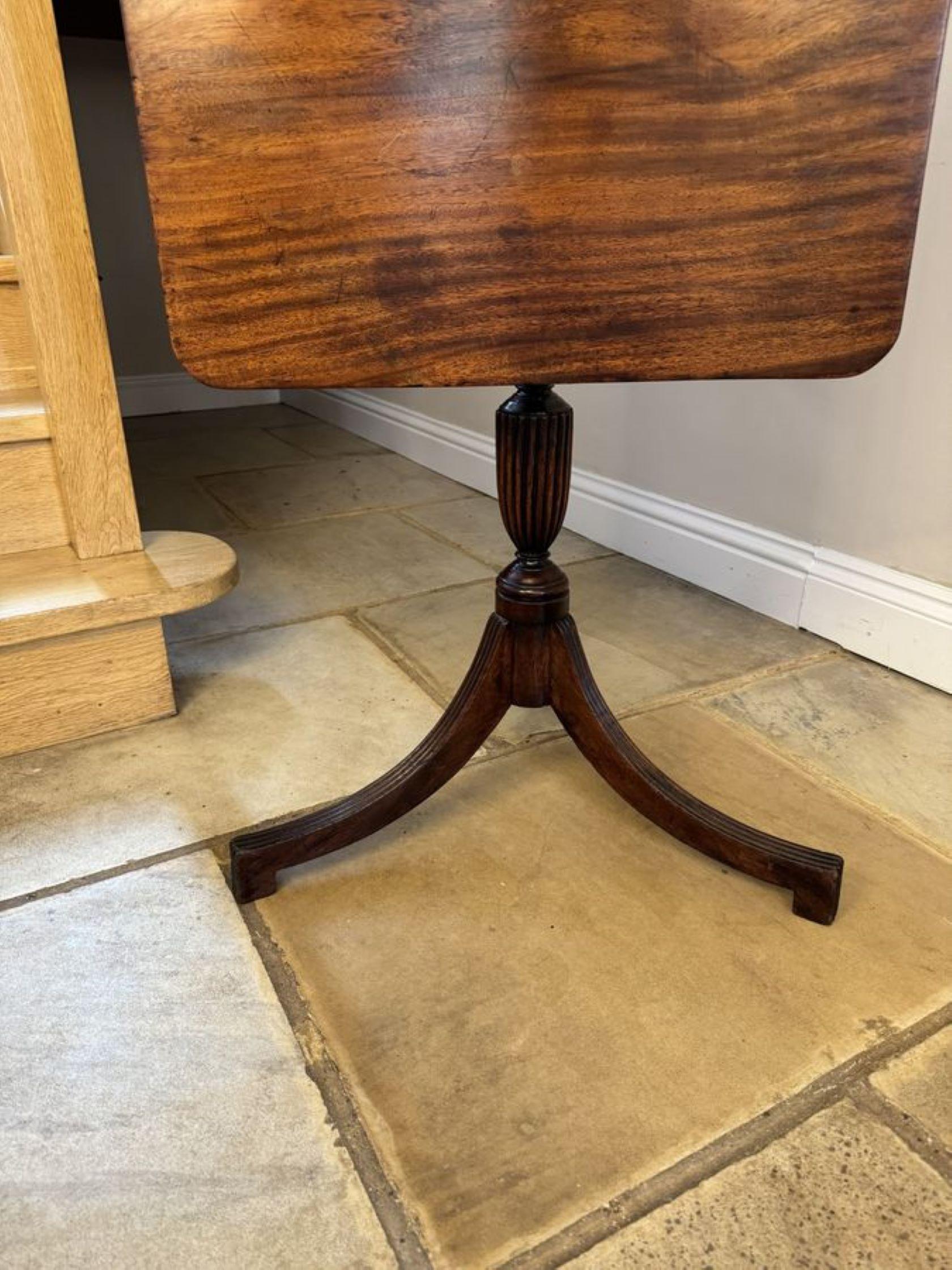 Elegant antique Regency quality mahogany lamp table  In Good Condition For Sale In Ipswich, GB