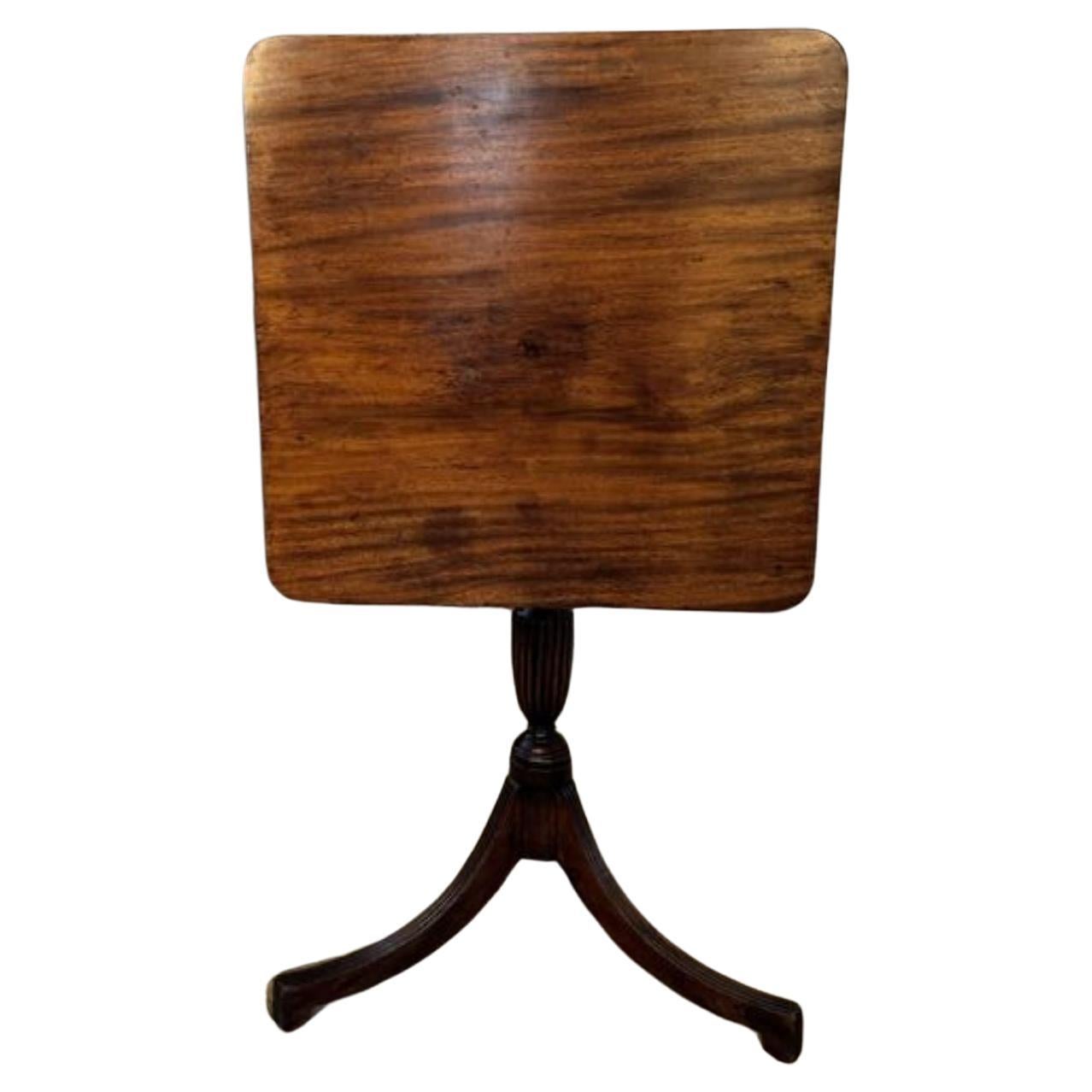 Élégante table de lampe en acajou de qualité Régence