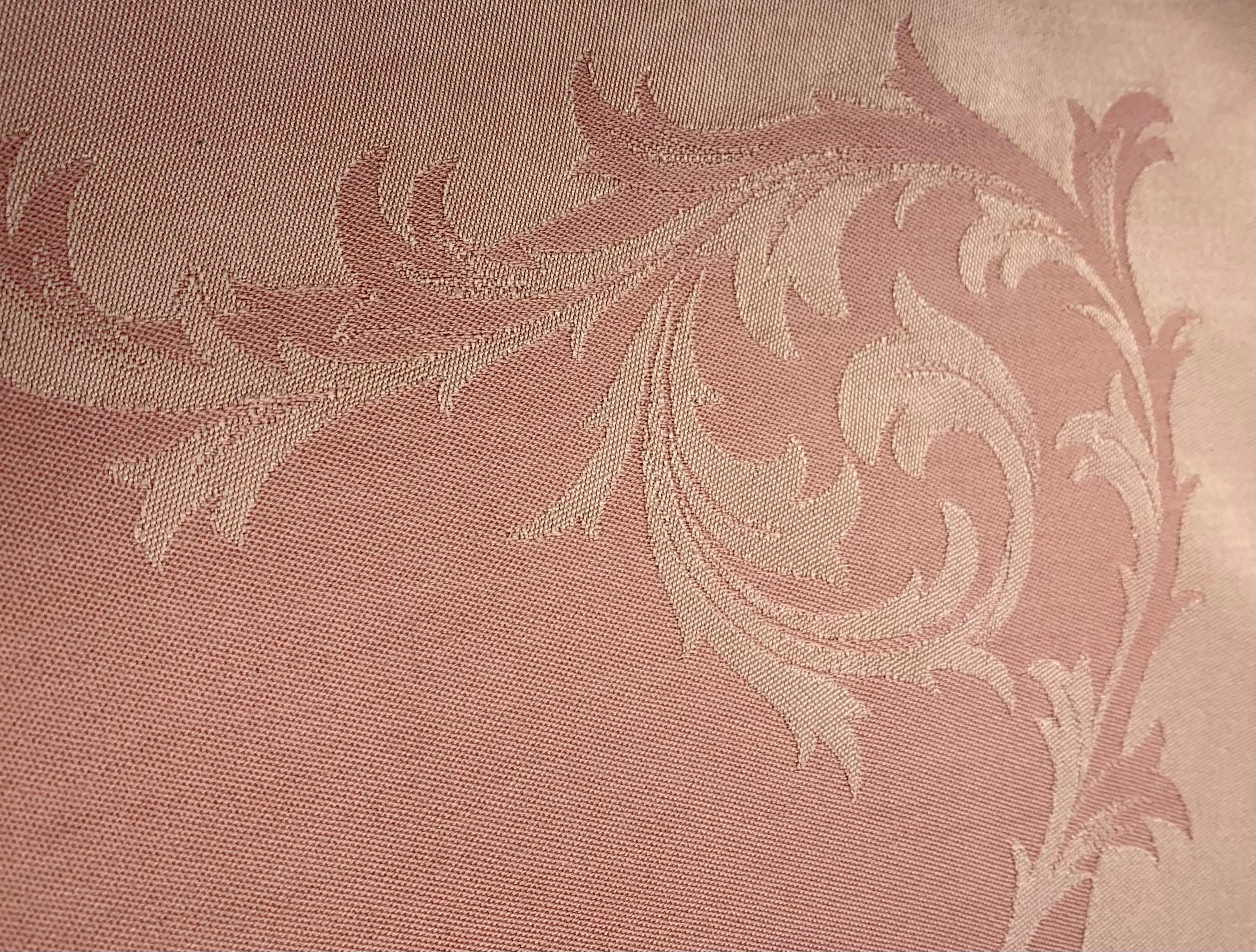 Belle Époque Élégant service de table de banquet ancien en damas rose, toile de table et 12 serviettes en vente