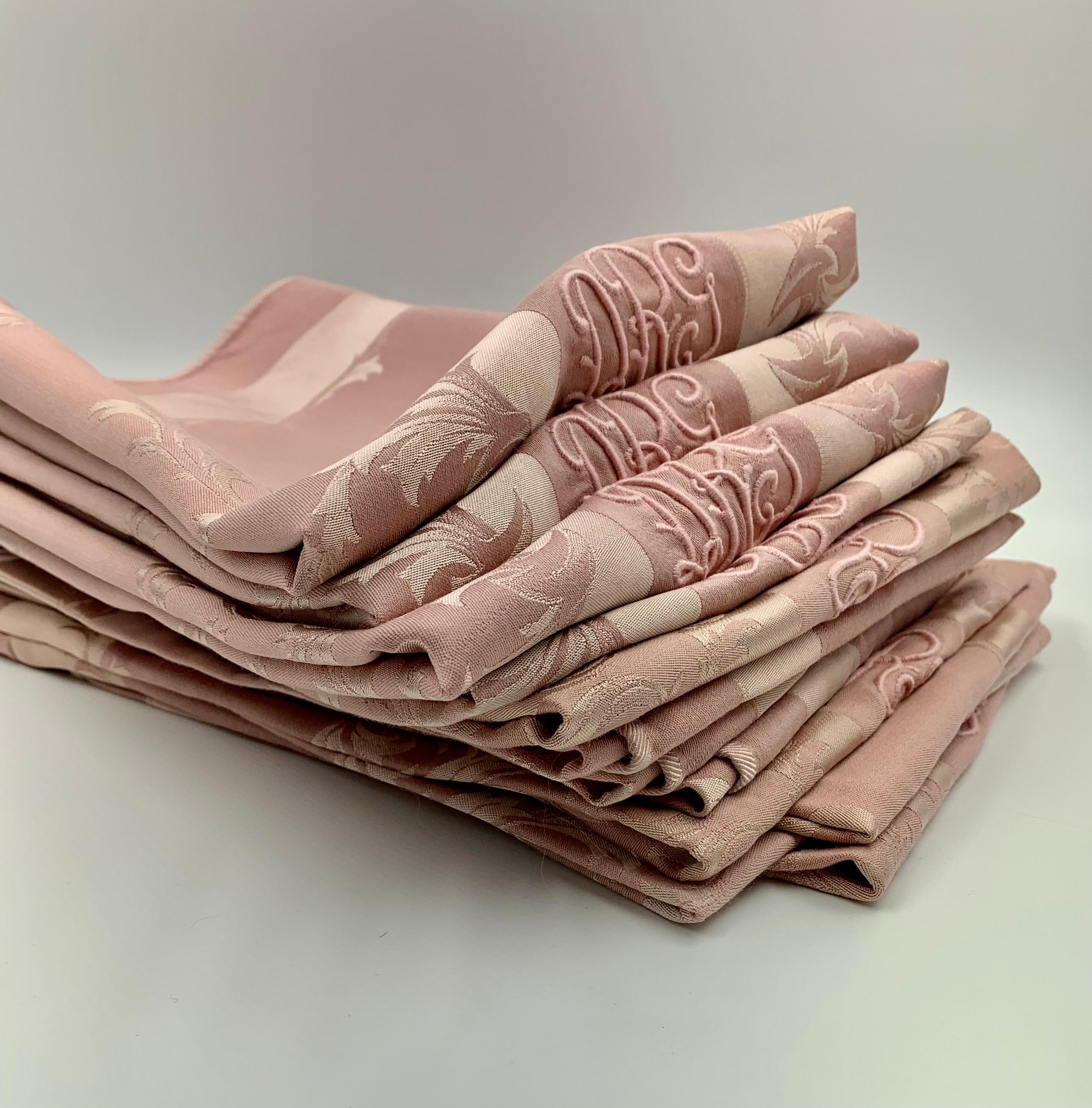 Français Élégant service de table de banquet ancien en damas rose, toile de table et 12 serviettes en vente