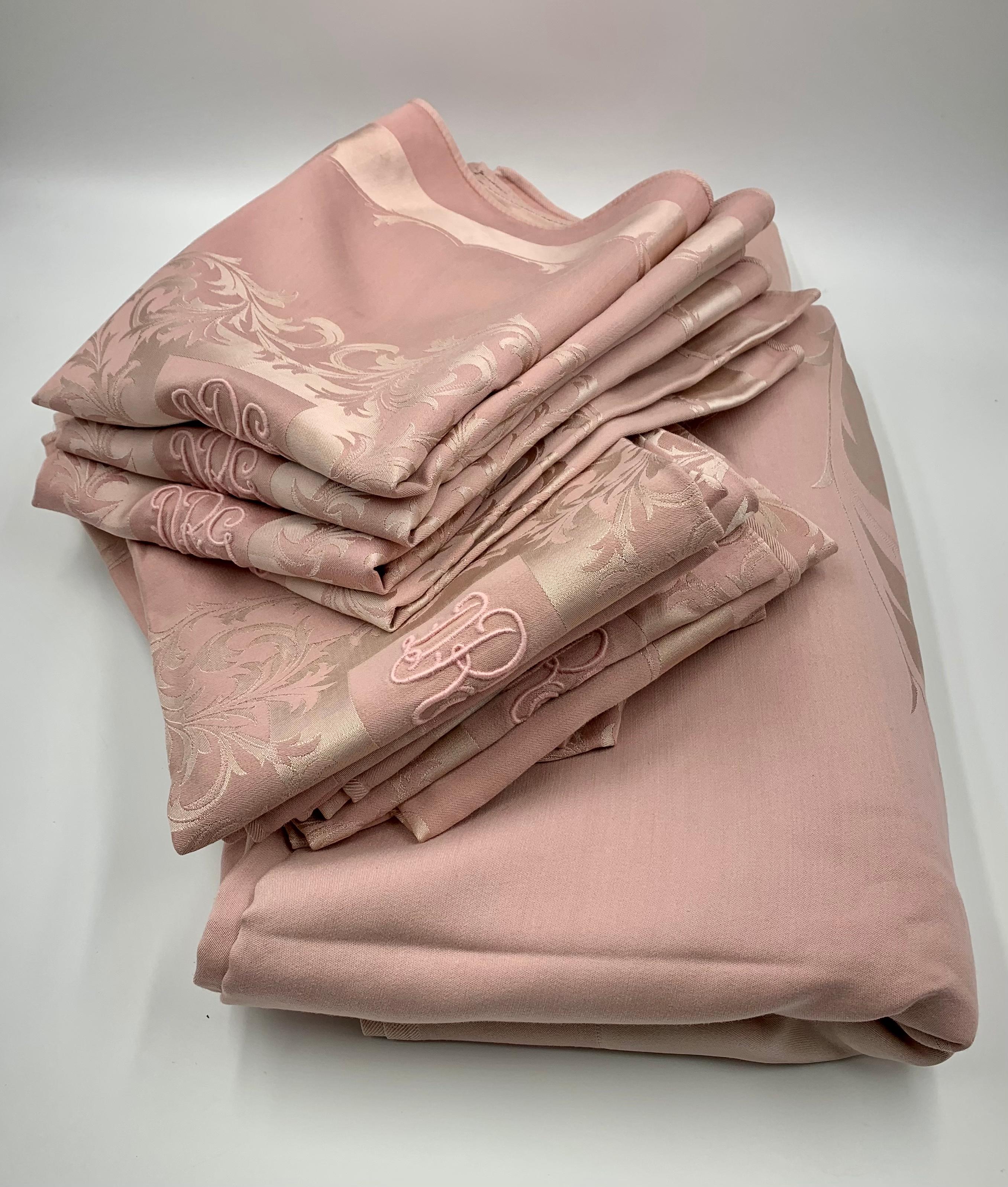Tissage Élégant service de table de banquet ancien en damas rose, toile de table et 12 serviettes en vente
