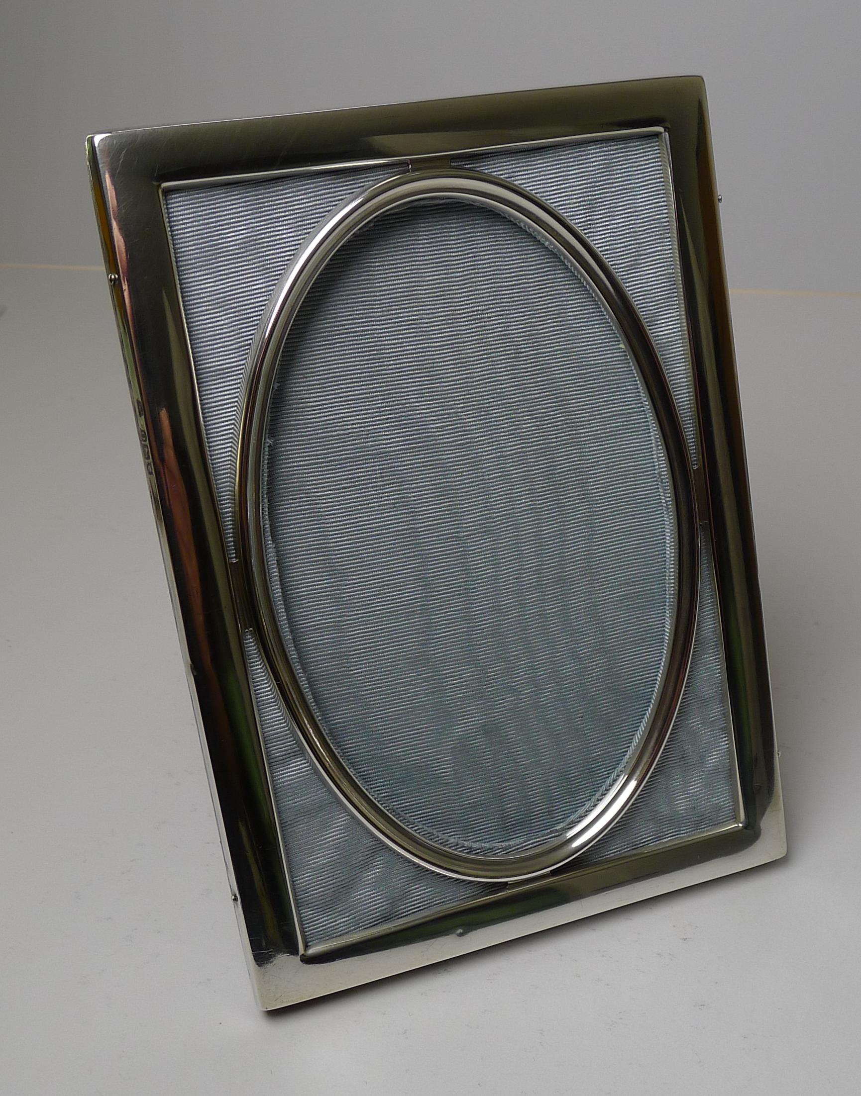 Elegant Antique Sterling Silver Photograph / Picture Frame In Good Condition In Bath, GB