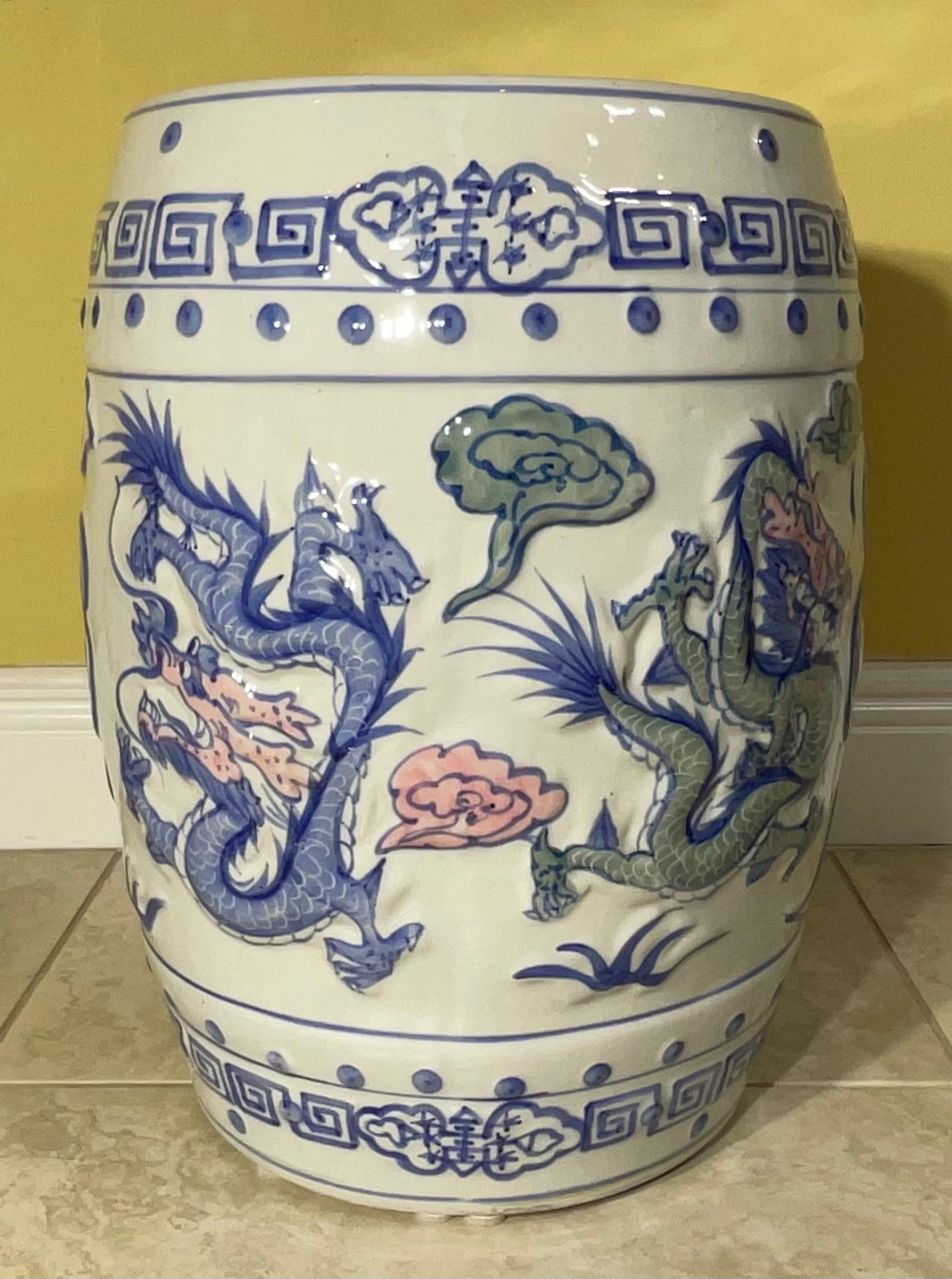 Elegant tabouret de jardin / table d'appoint Dragon en céramique chinoise de style ancien en vente 3