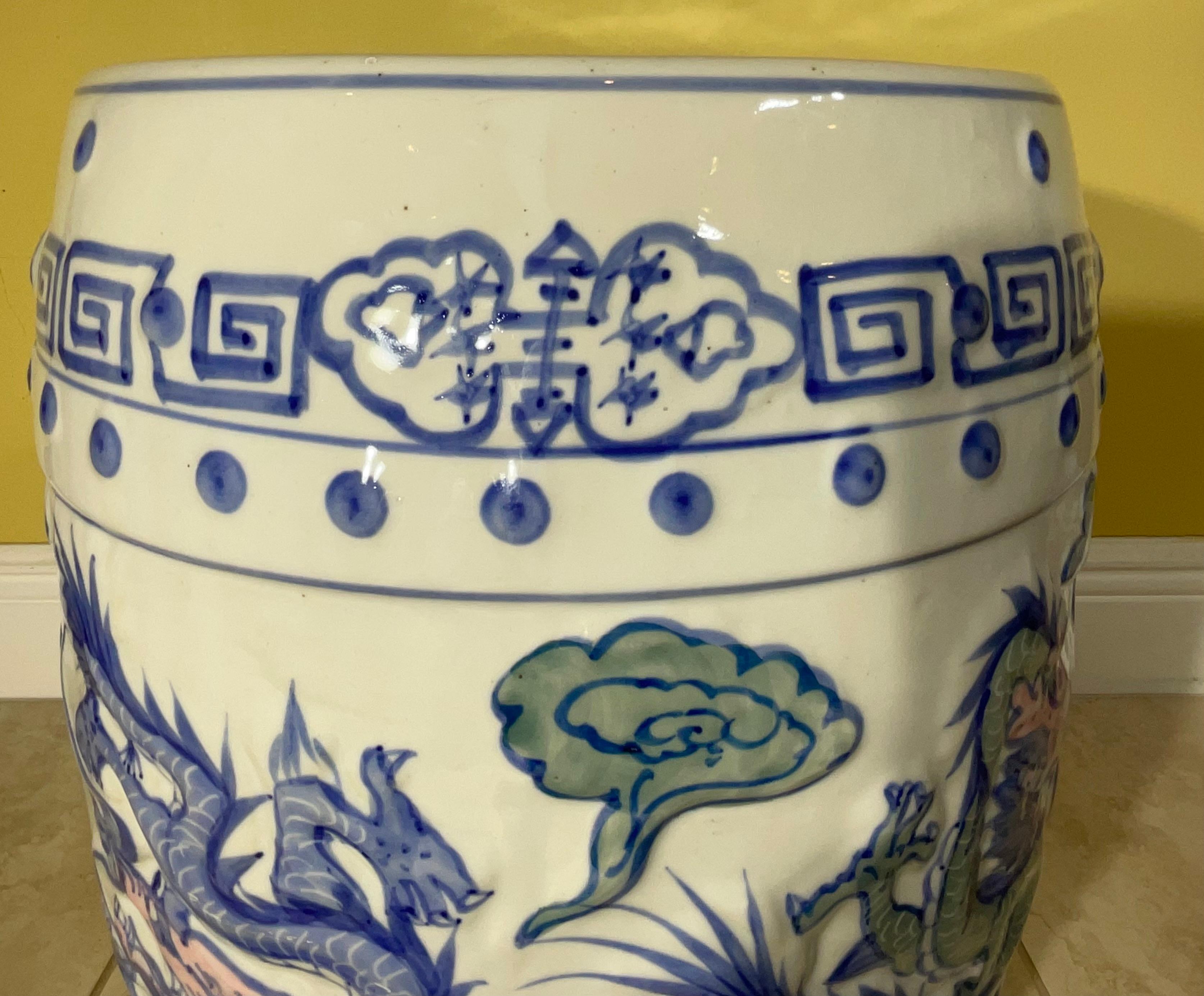 Elegant tabouret de jardin / table d'appoint Dragon en céramique chinoise de style ancien en vente 4