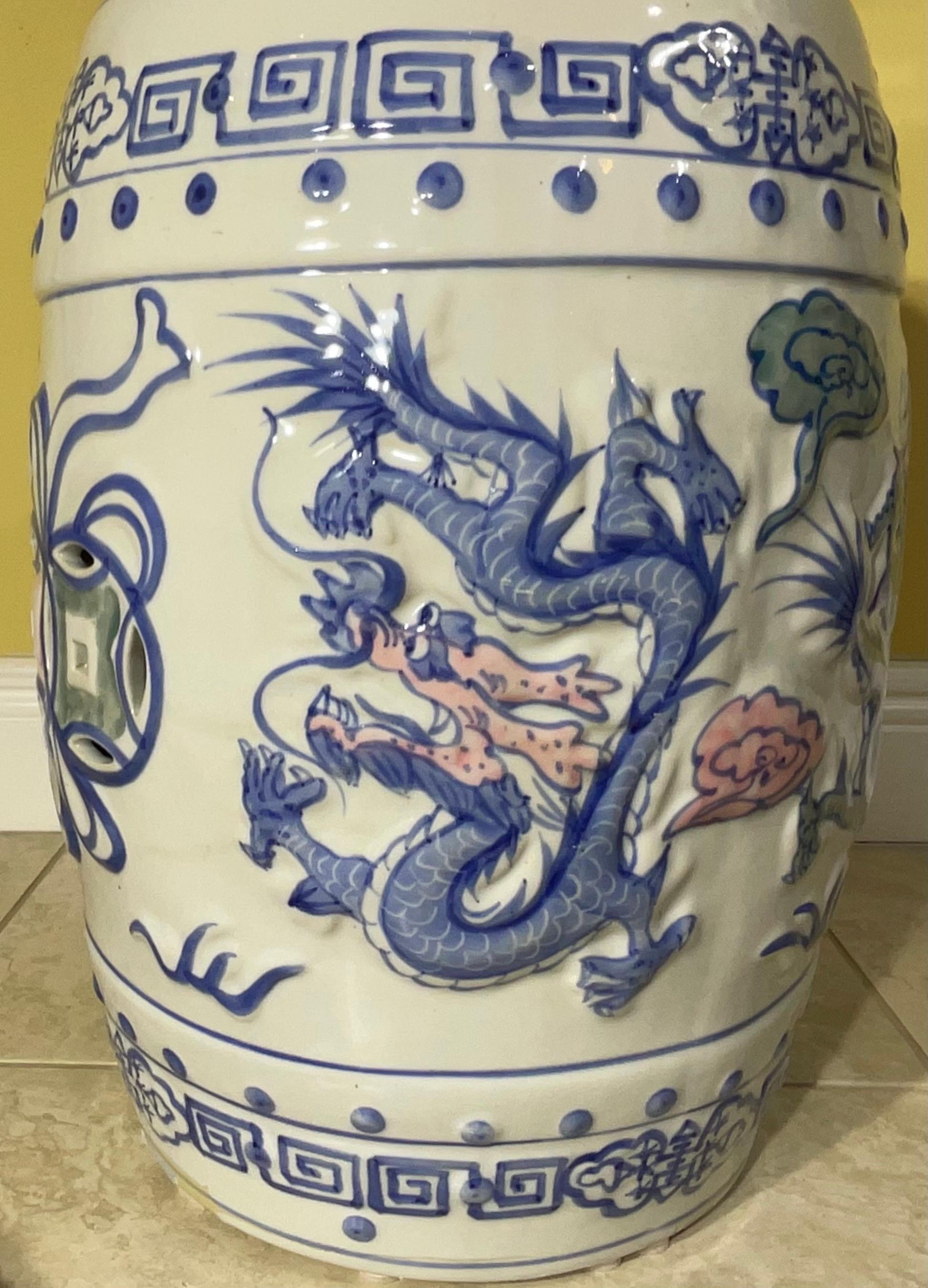 Elegant tabouret de jardin / table d'appoint Dragon en céramique chinoise de style ancien en vente 5