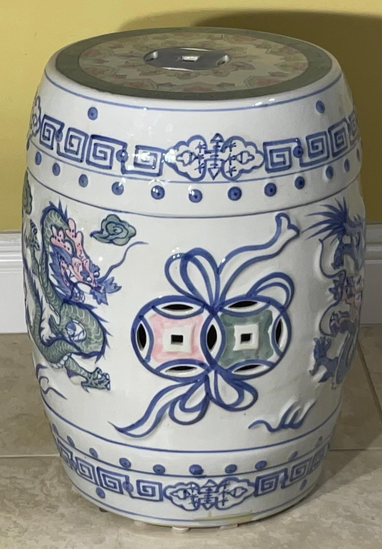 Elegant tabouret de jardin / table d'appoint Dragon en céramique chinoise de style ancien en vente 6