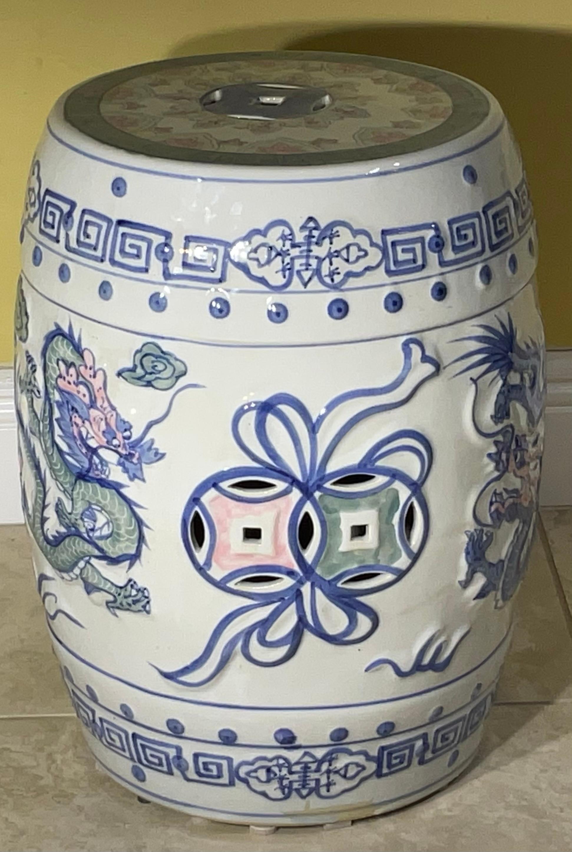 Elegant tabouret de jardin / table d'appoint Dragon en céramique chinoise de style ancien en vente 7