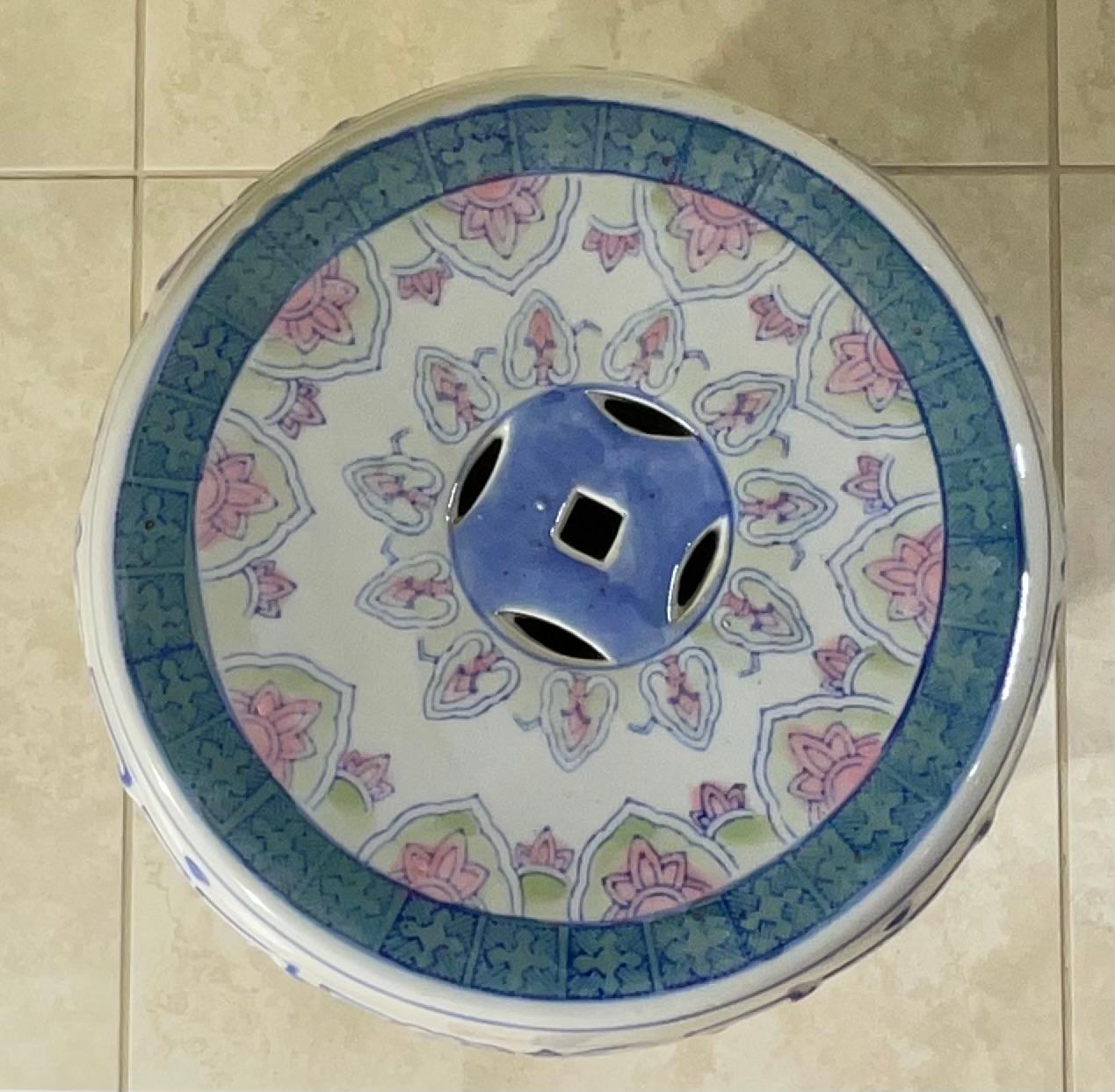 

Cet exquis tabouret de jardin en céramique est une magnifique œuvre d'art, parfaite pour ajouter une touche de chic Chinoiserie et de décoration asiatique traditionnelle à n'importe quel espace. Il présente un design classique en forme de tonneau,