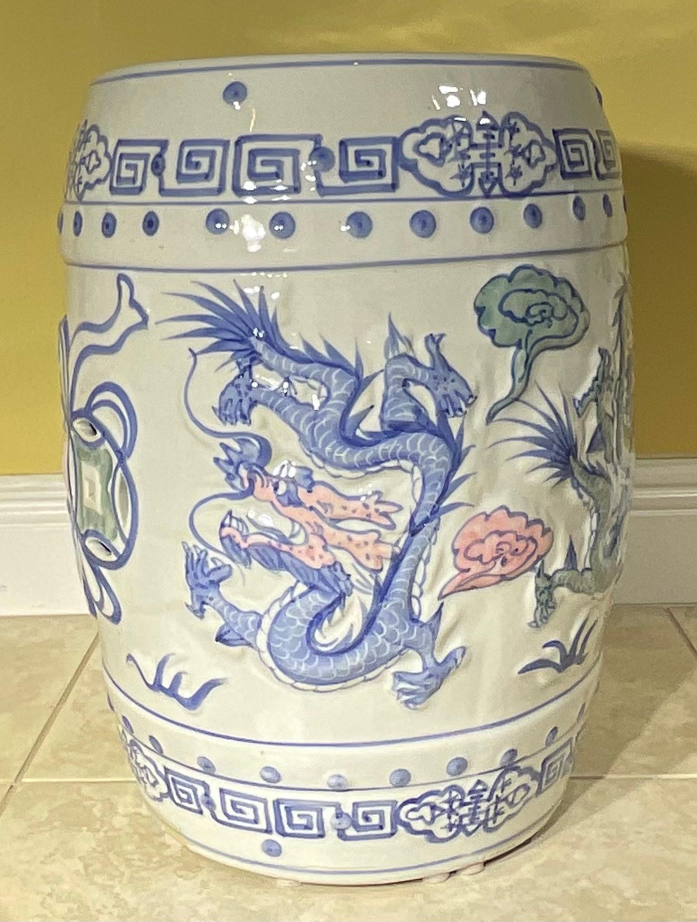 Fait main Elegant tabouret de jardin / table d'appoint Dragon en céramique chinoise de style ancien en vente