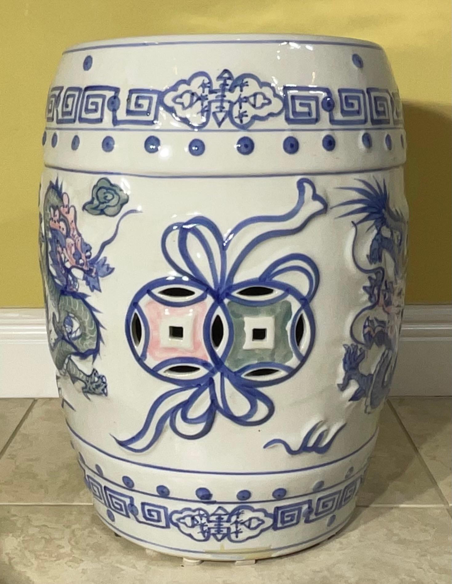 Elegant tabouret de jardin / table d'appoint Dragon en céramique chinoise de style ancien Bon état - En vente à Delray Beach, FL