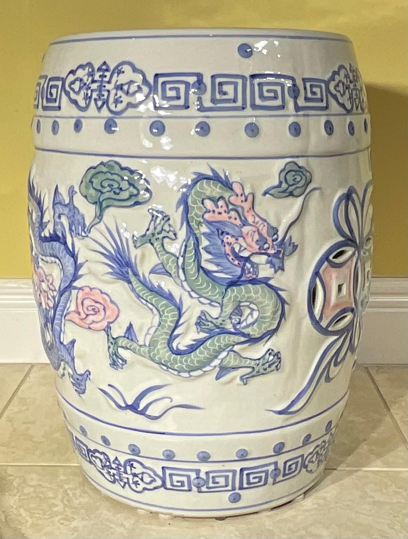 20ième siècle Elegant tabouret de jardin / table d'appoint Dragon en céramique chinoise de style ancien en vente