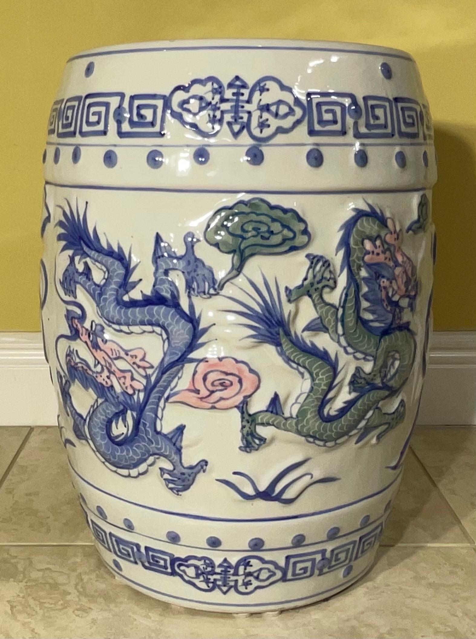 Céramique Elegant tabouret de jardin / table d'appoint Dragon en céramique chinoise de style ancien en vente