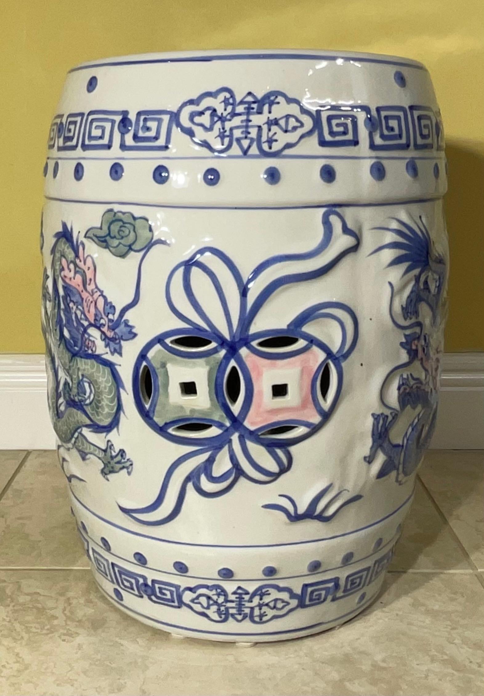 Elegant tabouret de jardin / table d'appoint Dragon en céramique chinoise de style ancien en vente 1