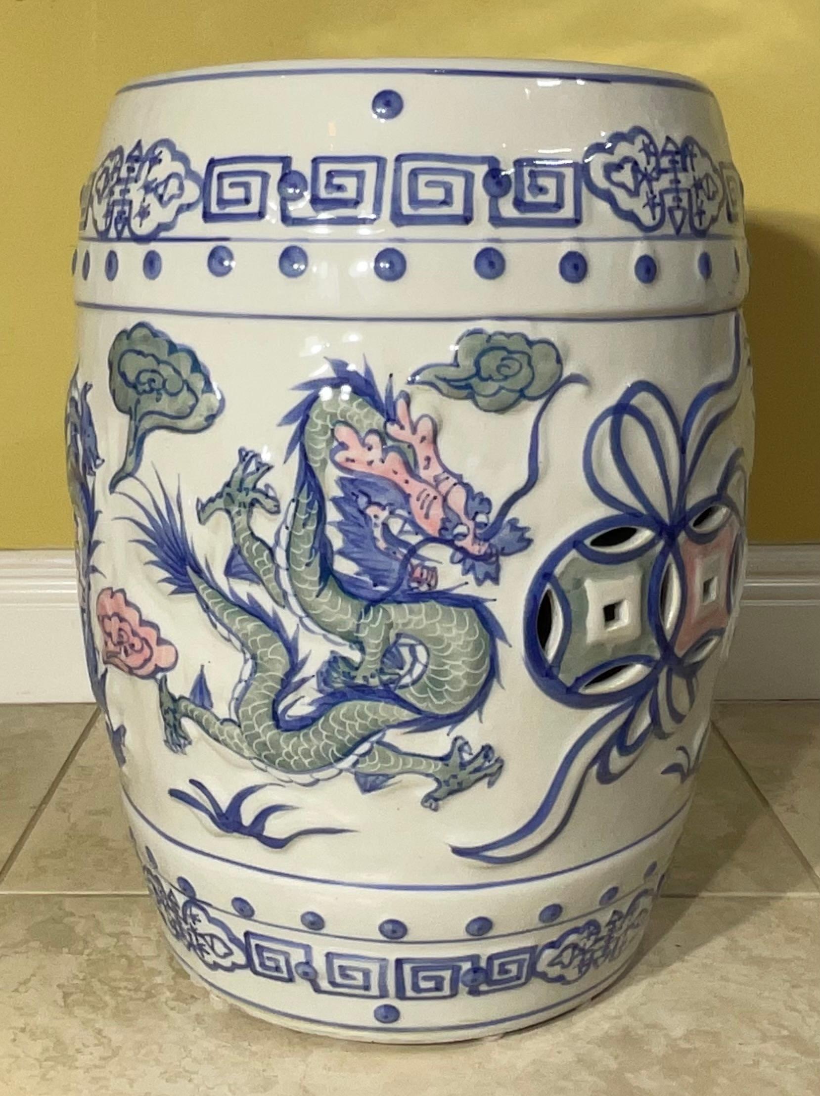 Elegant tabouret de jardin / table d'appoint Dragon en céramique chinoise de style ancien en vente 2