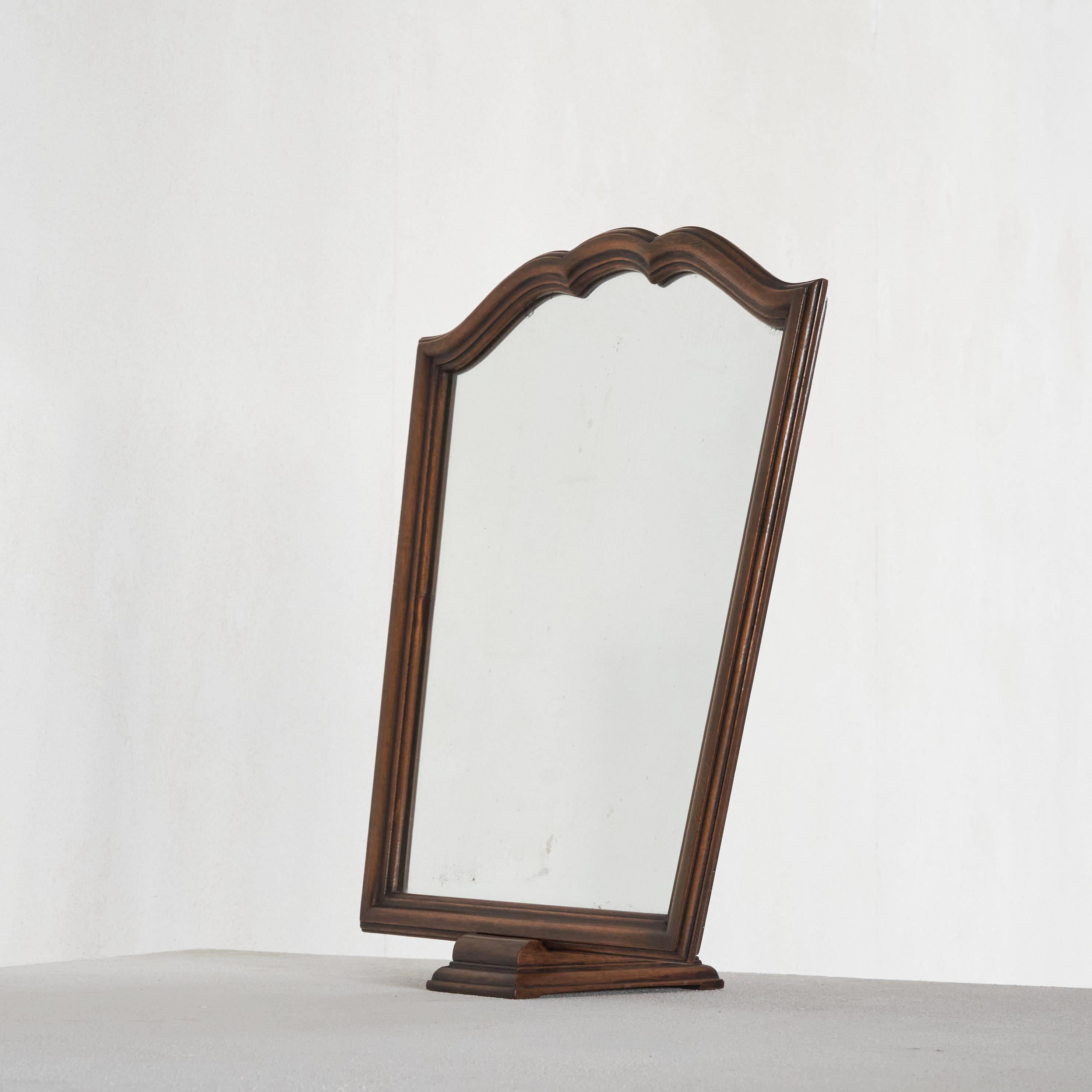 Elegant miroir de table ancien en bois, début du 20e siècle.

Voici un très élégant et délicat miroir de table ou miroir de courtoisie en bois sculpté. Sa taille et sa forme sont idéales pour compléter une table de toilette, un buffet ou un bureau.
