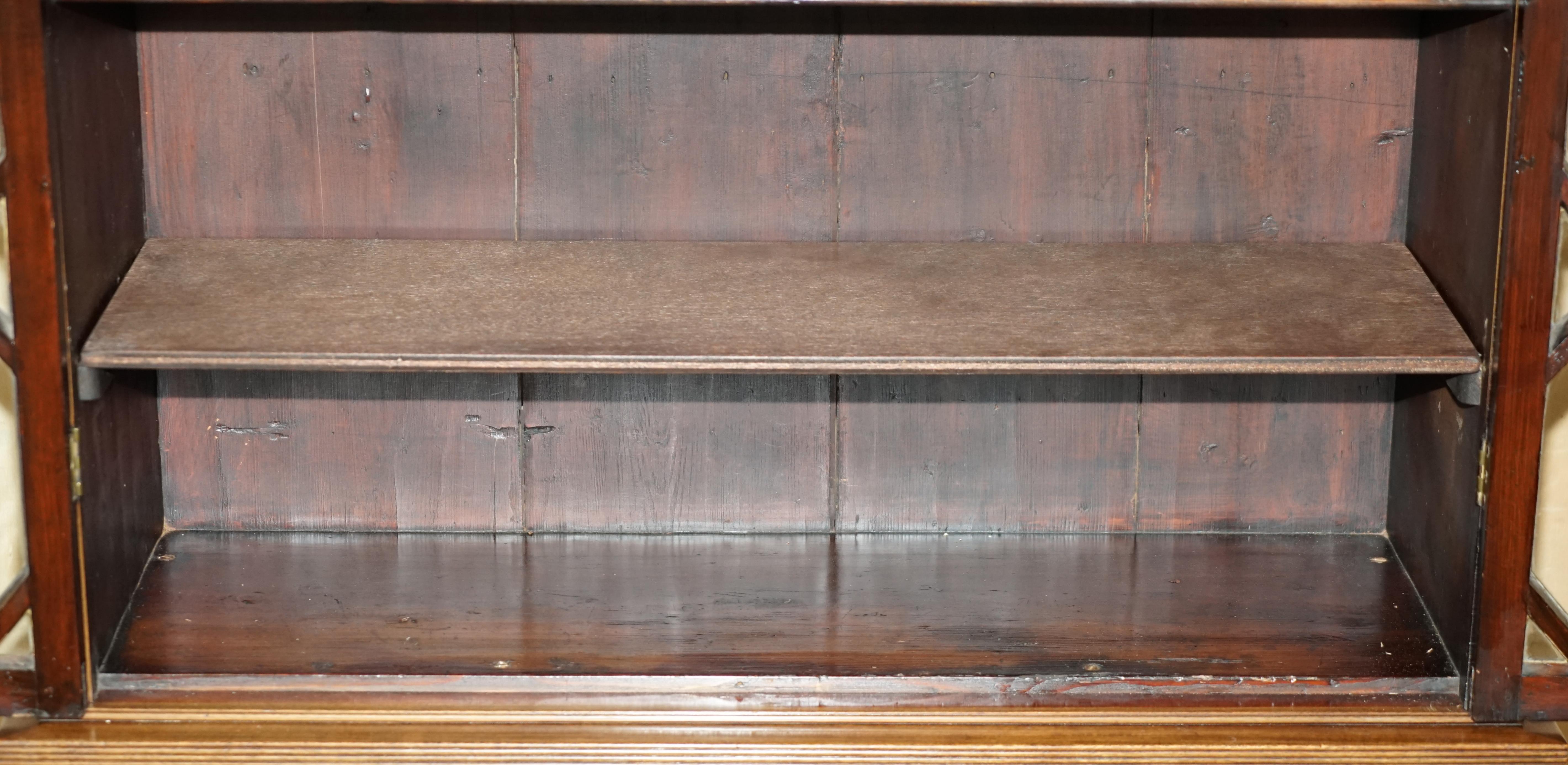 ELEGANT ANTIQUE VICTORIAN CIRCA 1870 ASTRAL GLAZED BOOKCASE WiTH LONG LEGS For Sale 10