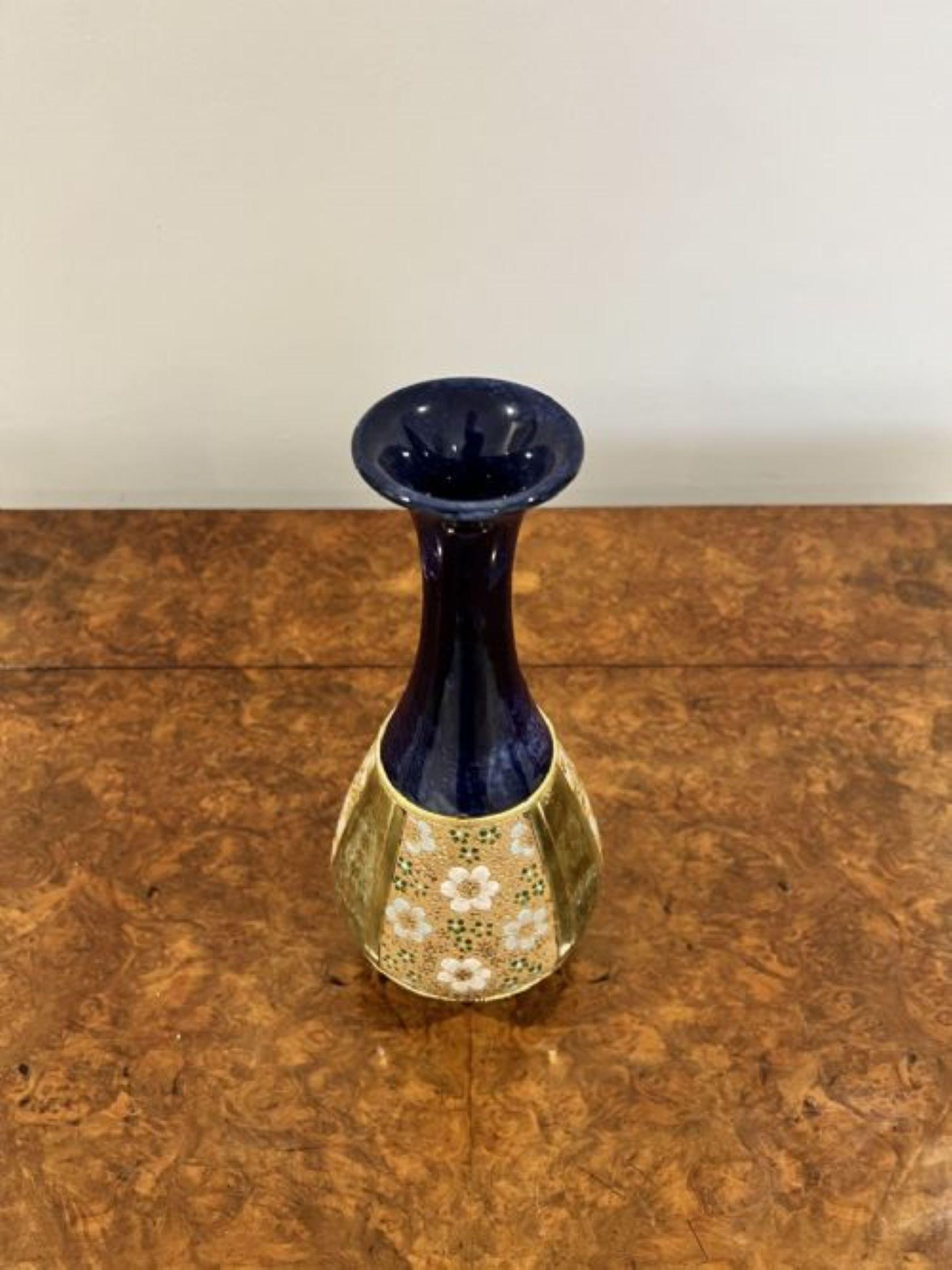 Elegante vaso antico vittoriano di Doulton con una bella forma decorata con una fascia di fiori bianchi, verdi e blu su un fondo dorato con pannelli verdi e fiori dorati, con uno smalto blu scuro sulla parte superiore e inferiore del vaso. Marcature