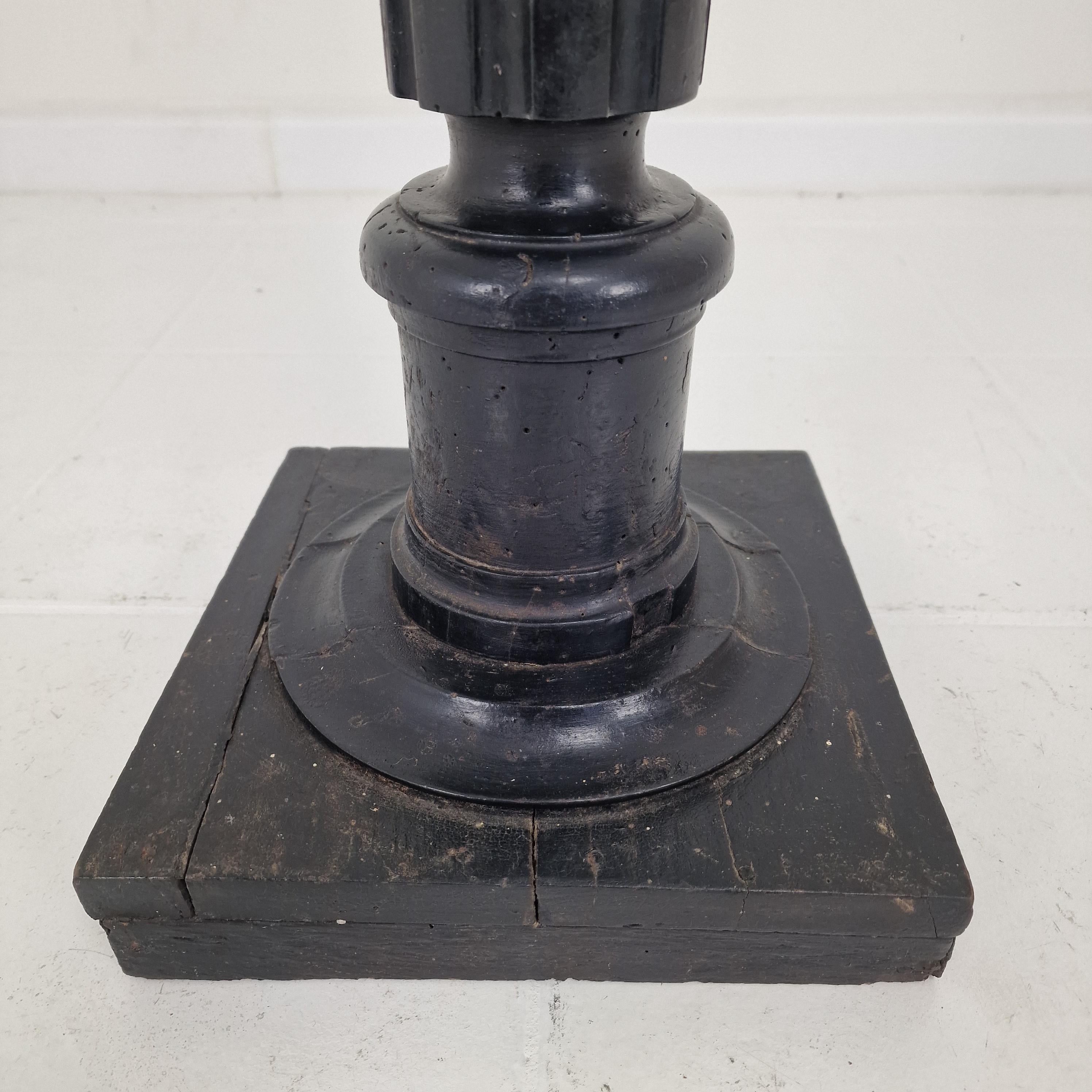 Elegant Antique Wooden Pedestal – 19th Century French Craftsmanship im Angebot 2