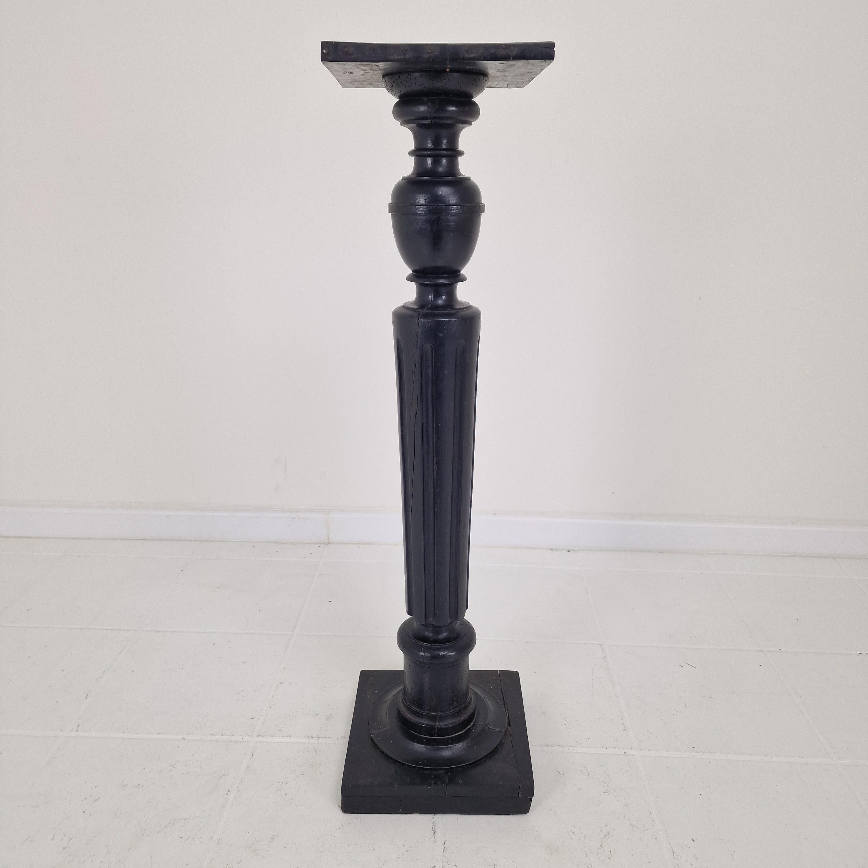 Elegant Antique Wooden Pedestal – 19th Century French Craftsmanship im Angebot 3