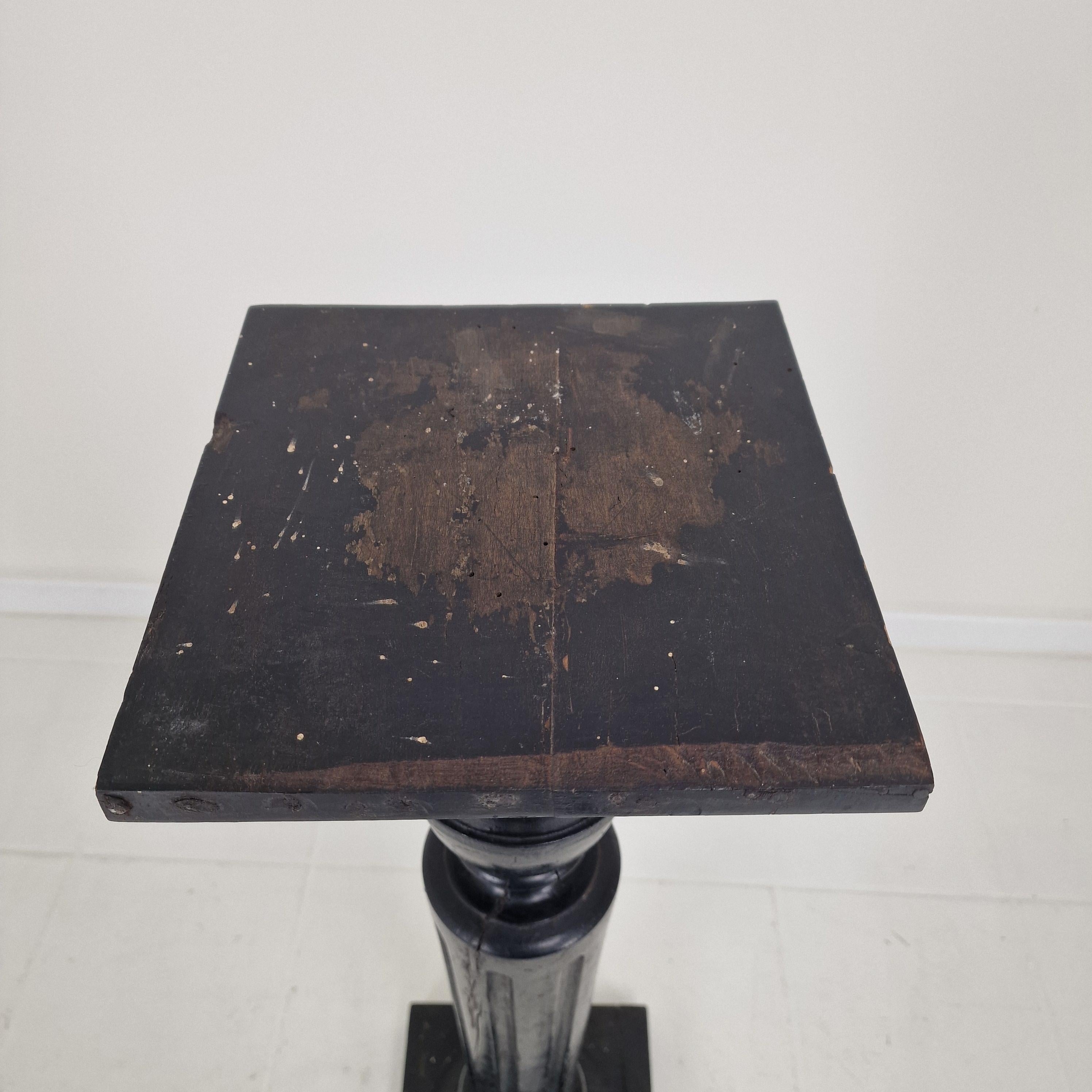 Elegant Antique Wooden Pedestal – 19th Century French Craftsmanship im Angebot 5