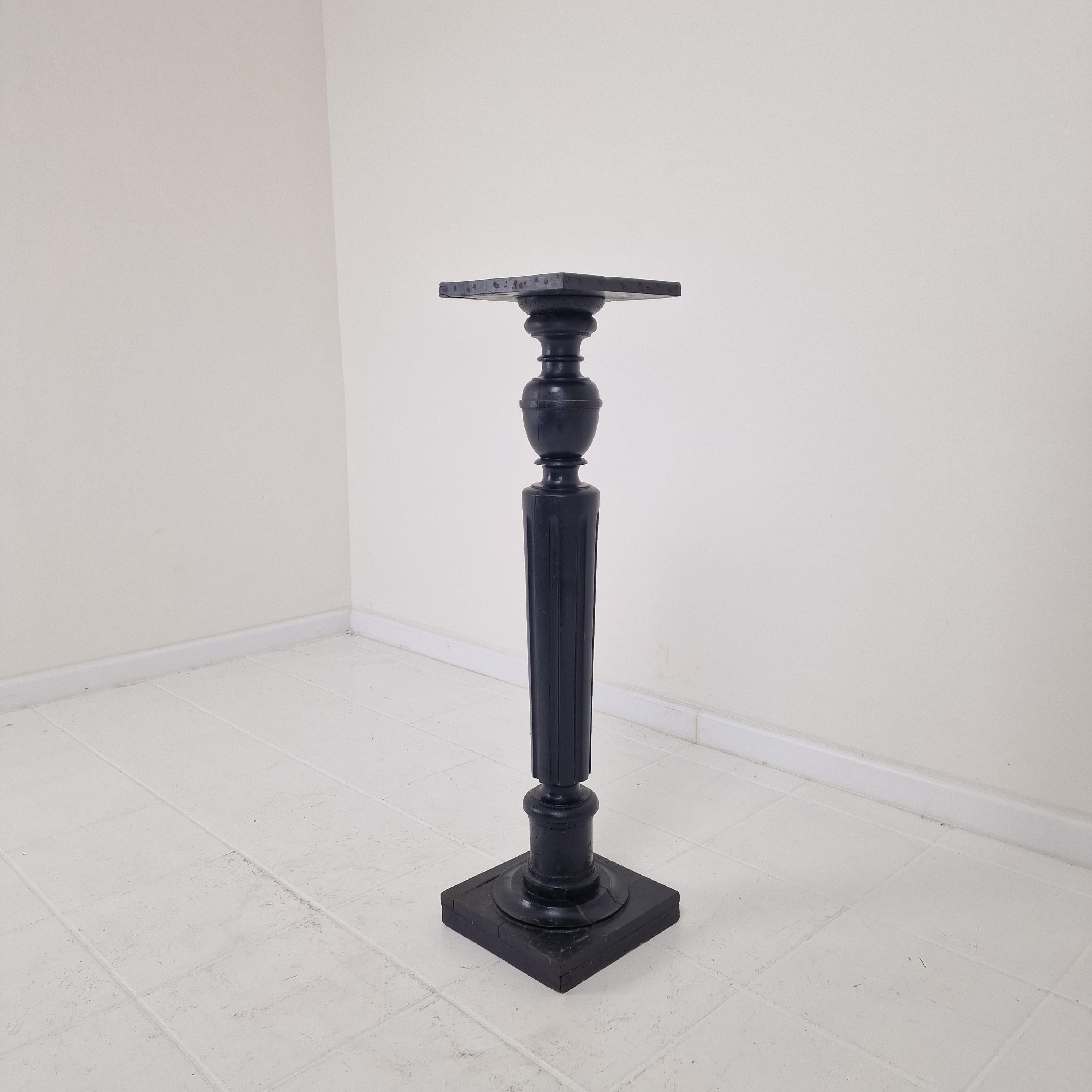 Elegant Antique Wooden Pedestal – 19th Century French Craftsmanship im Angebot 6
