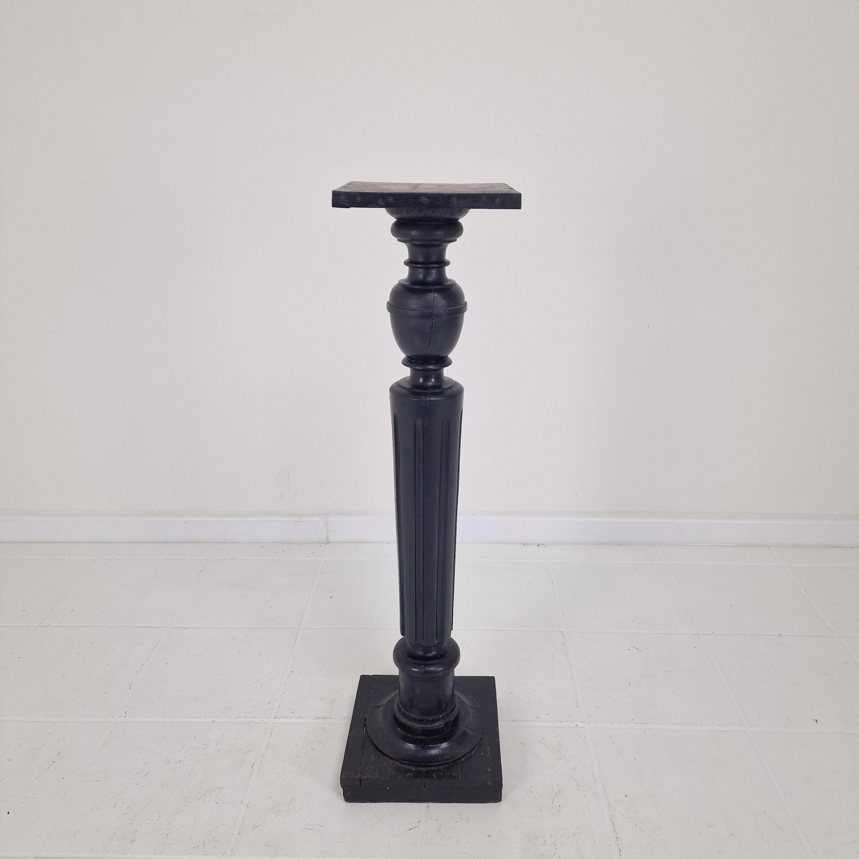 Elegant Antique Wooden Pedestal – 19th Century French Craftsmanship (Louis XVI.) im Angebot